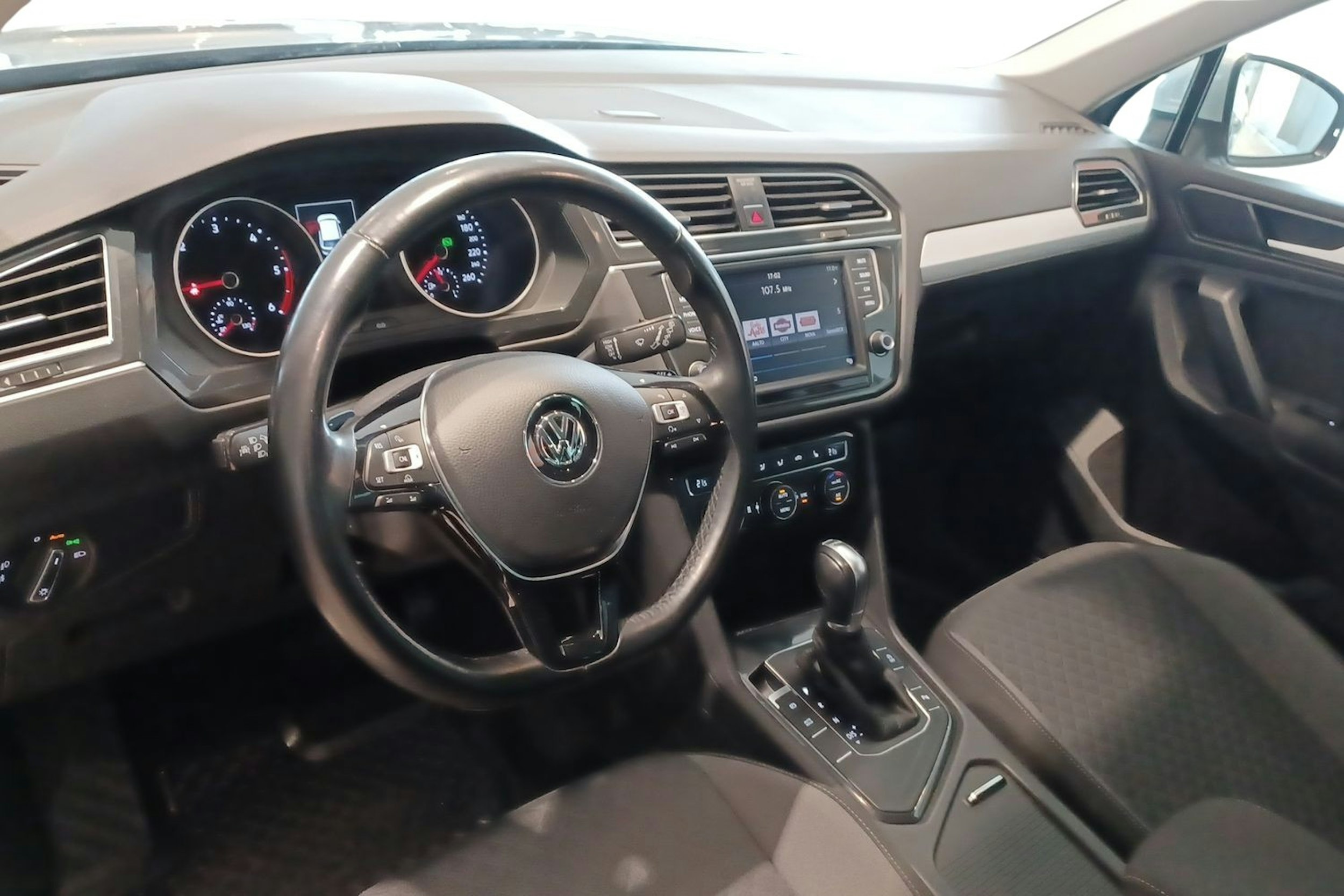 Harmaa Volkswagen Tiguan 2017 kuva 7.