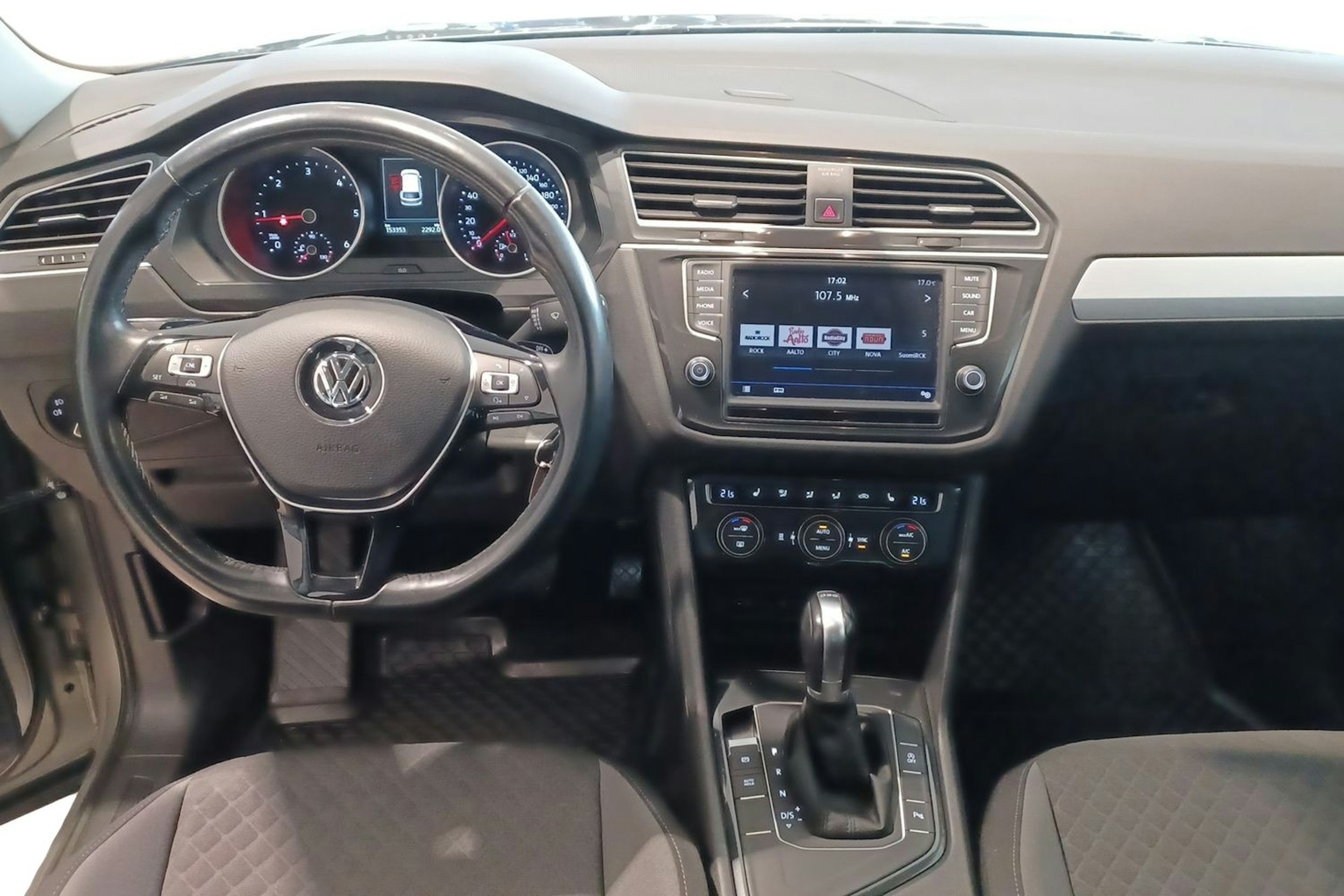 Harmaa Volkswagen Tiguan 2017 kuva 9.