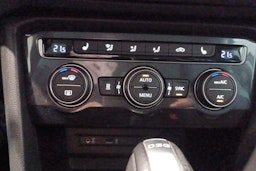 Harmaa Volkswagen Tiguan 2017 kuva 24.