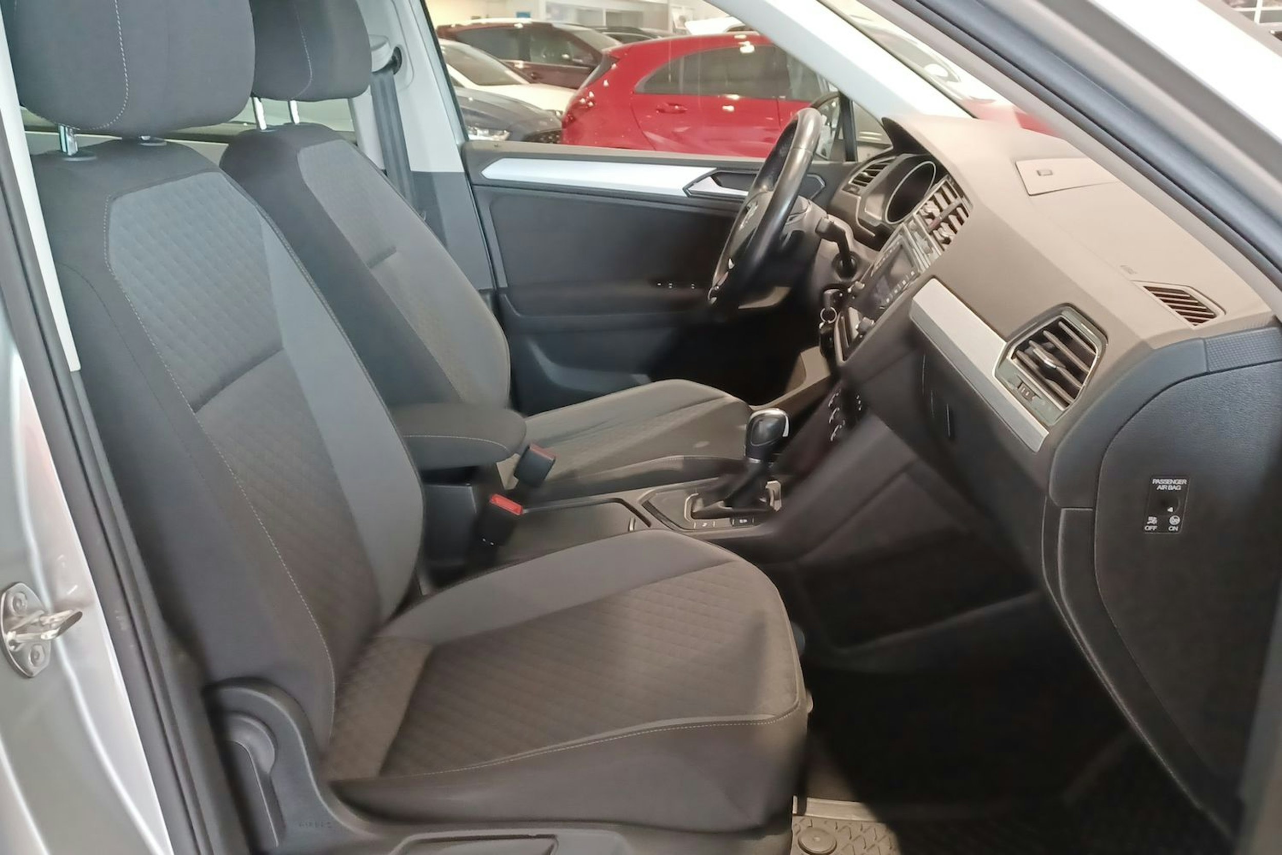 Harmaa Volkswagen Tiguan 2017 kuva 26.