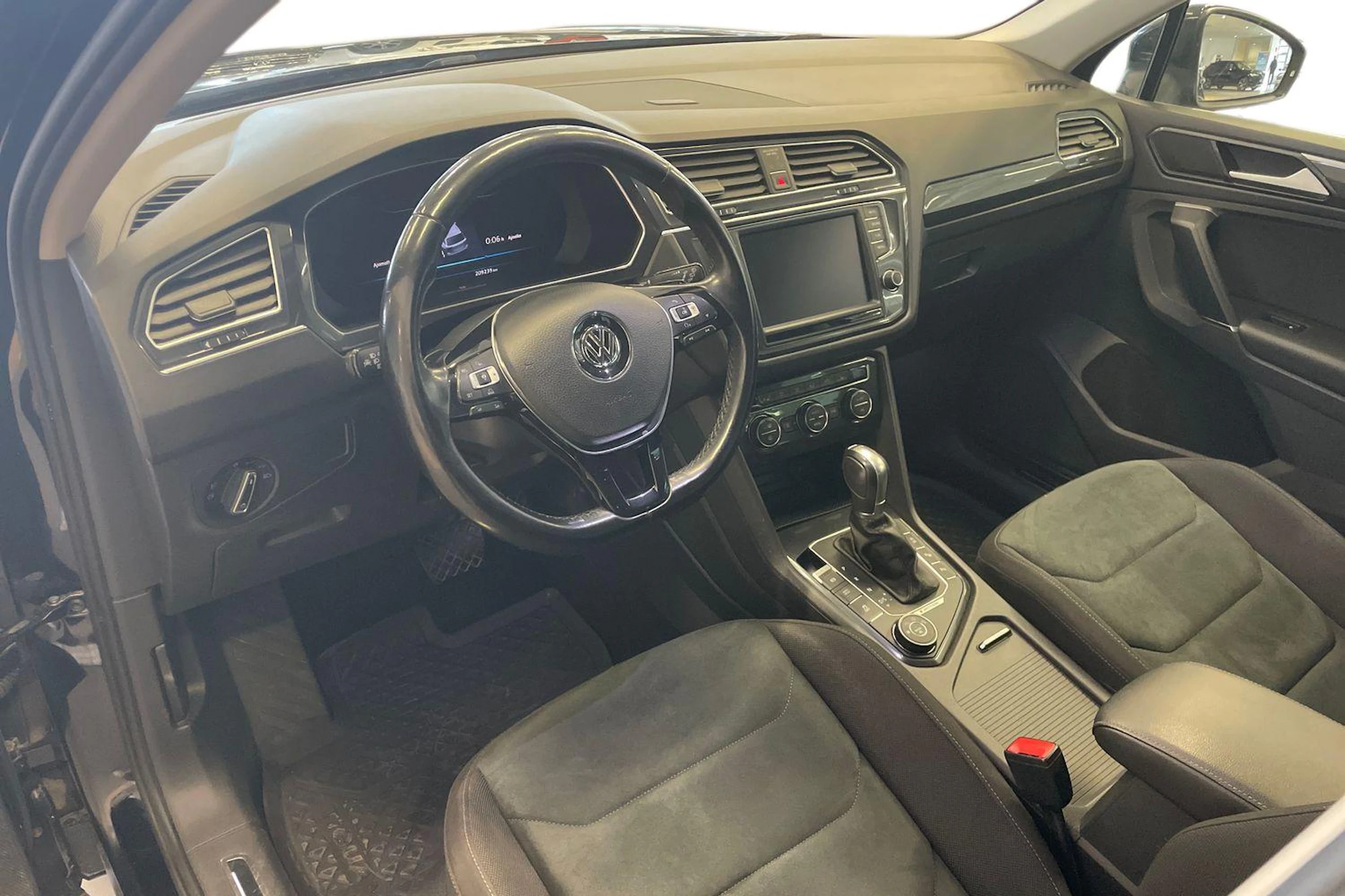 Musta Volkswagen Tiguan 2017 kuva 6.