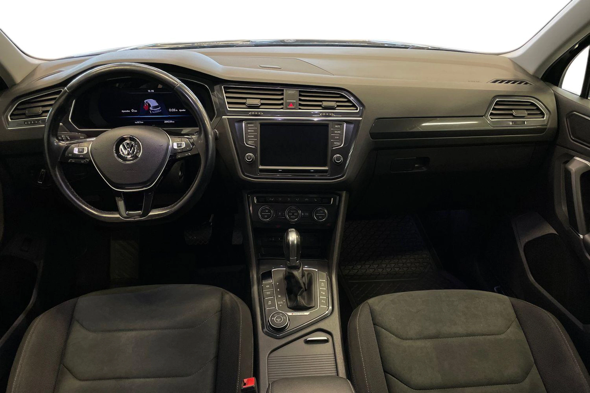 Musta Volkswagen Tiguan 2017 kuva 7.