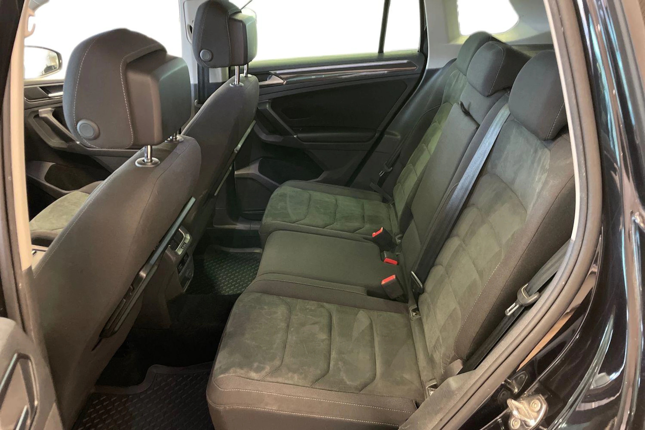 Musta Volkswagen Tiguan 2017 kuva 8.