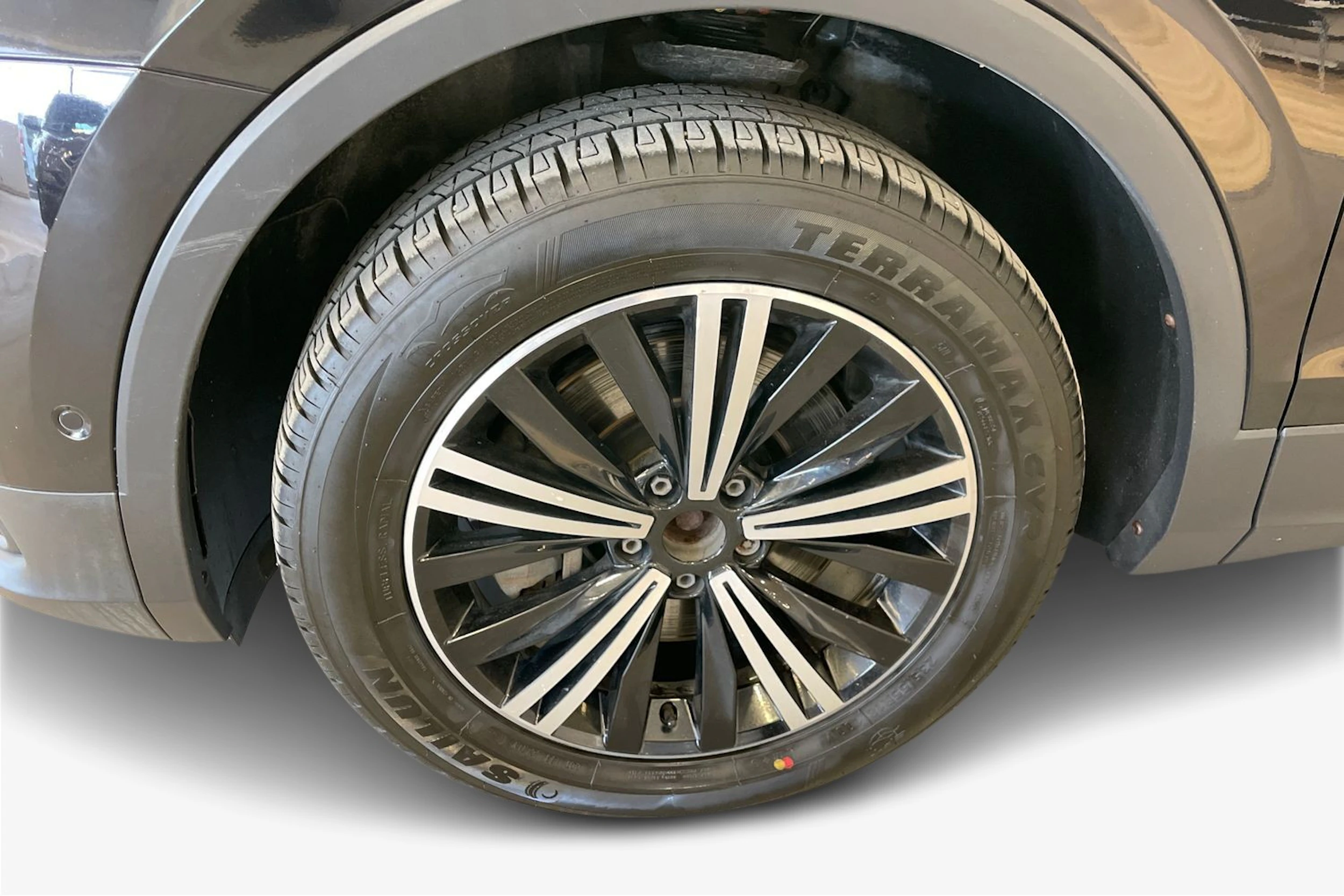 Musta Volkswagen Tiguan 2017 kuva 9.
