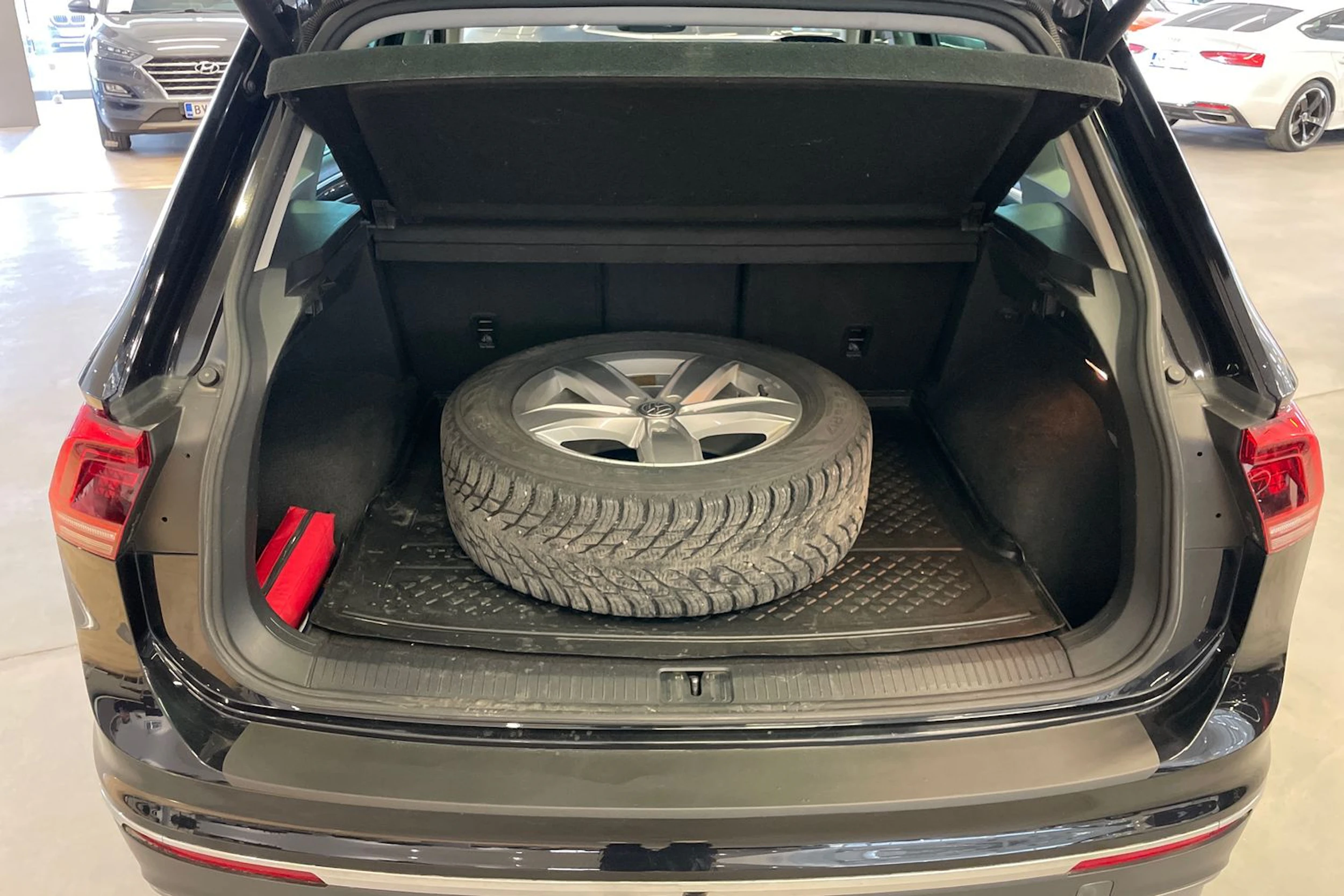 Musta Volkswagen Tiguan 2017 kuva 19.