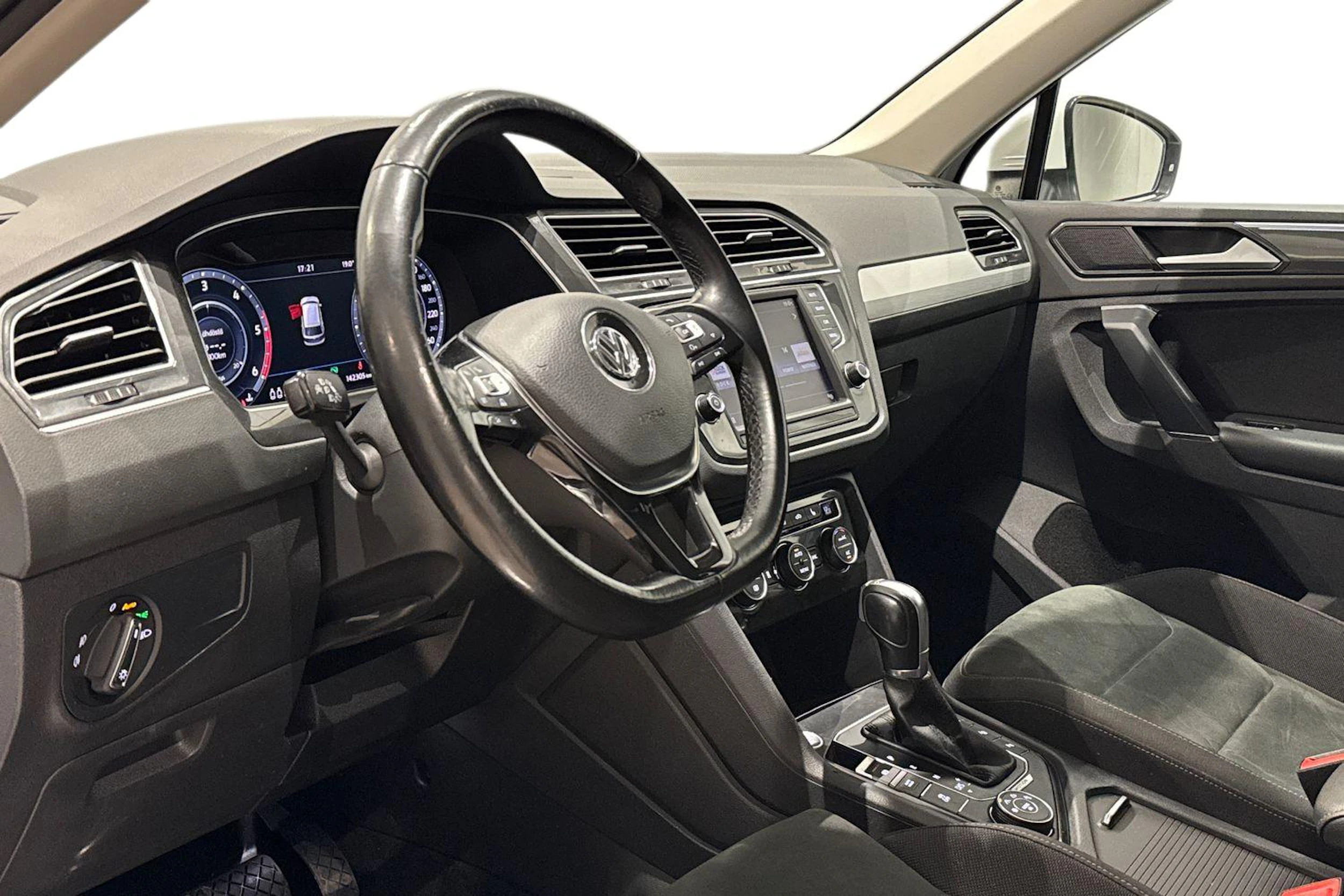 valkoinen Volkswagen Tiguan 2017 kuva 8.