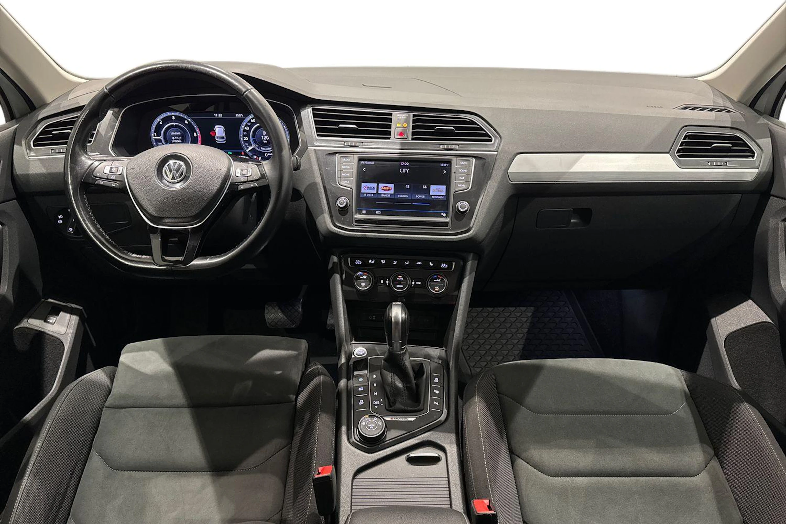 valkoinen Volkswagen Tiguan 2017 kuva 9.