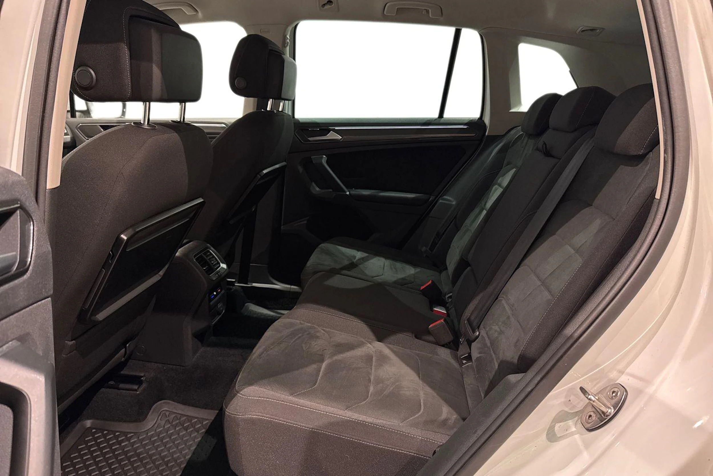 valkoinen Volkswagen Tiguan 2017 kuva 11.