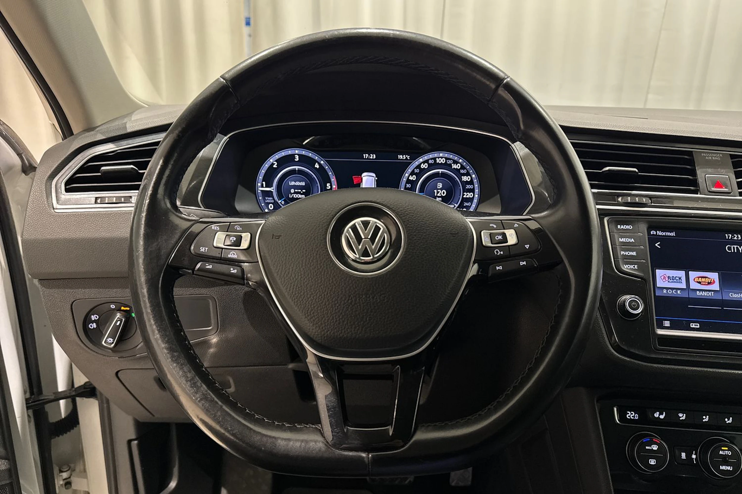valkoinen Volkswagen Tiguan 2017 kuva 24.