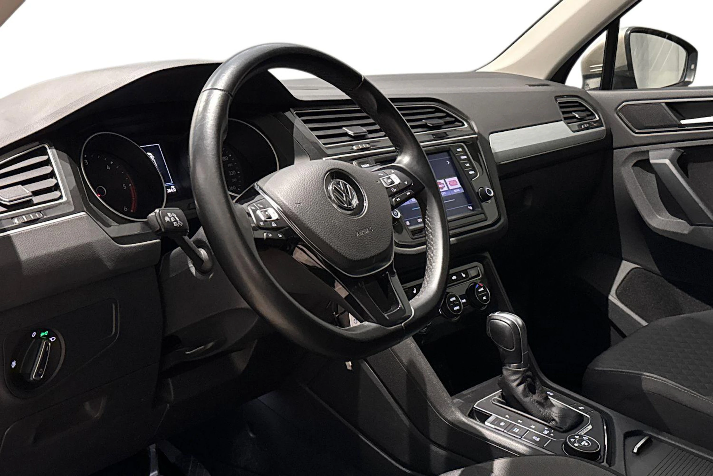 ruskea (beige) Volkswagen Tiguan 2017 kuva 6.