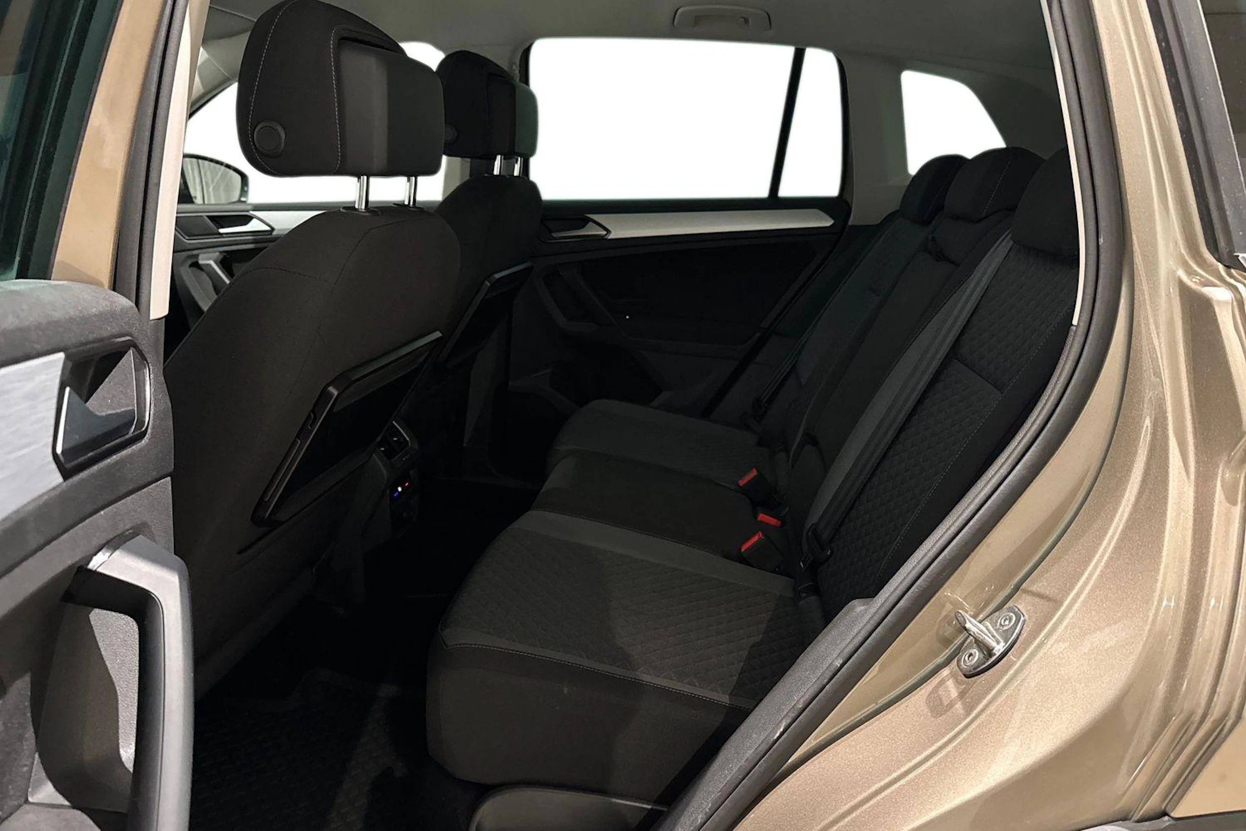 ruskea (beige) Volkswagen Tiguan 2017 kuva 8.