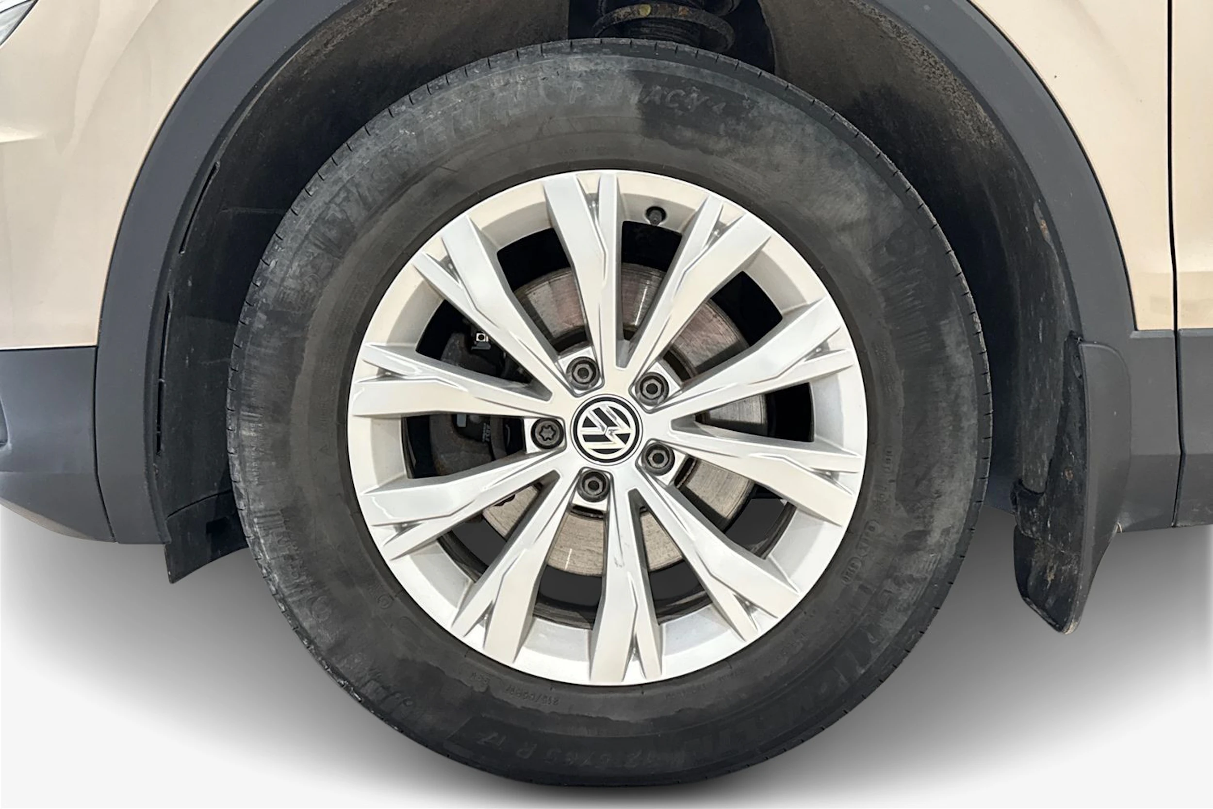 ruskea (beige) Volkswagen Tiguan 2017 kuva 9.