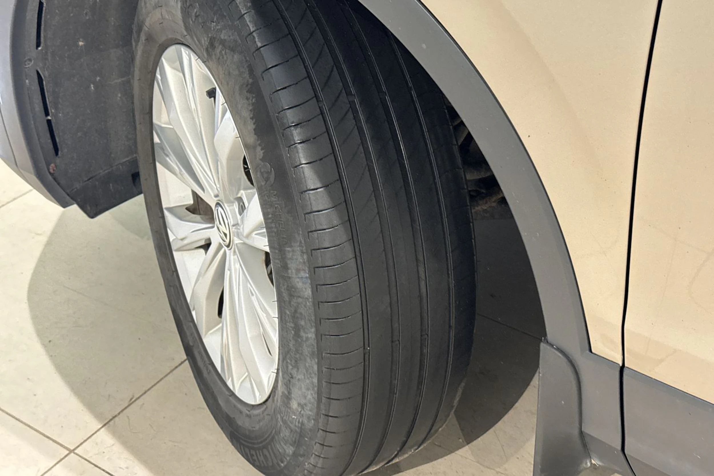 ruskea (beige) Volkswagen Tiguan 2017 kuva 10.