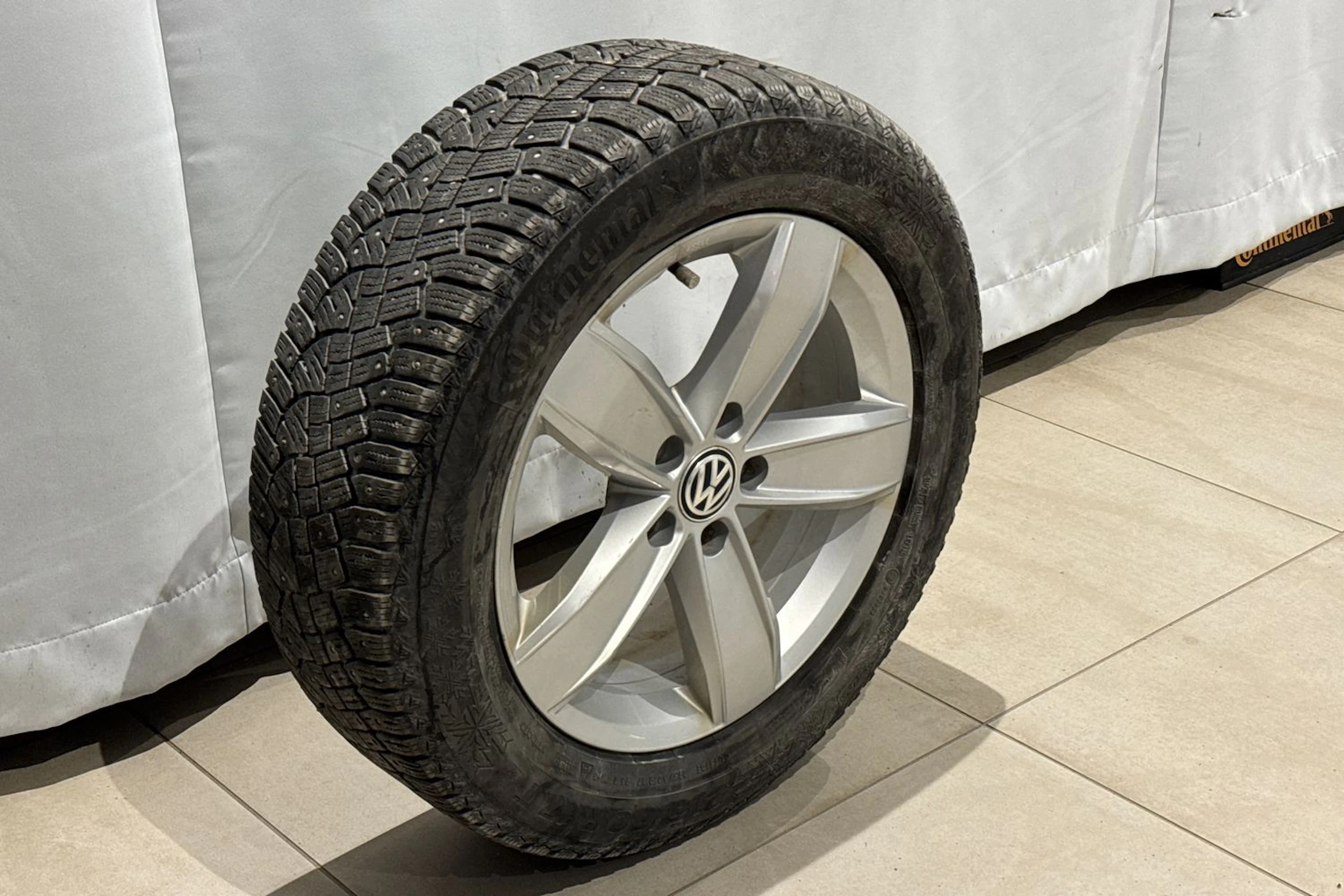 ruskea (beige) Volkswagen Tiguan 2017 kuva 11.