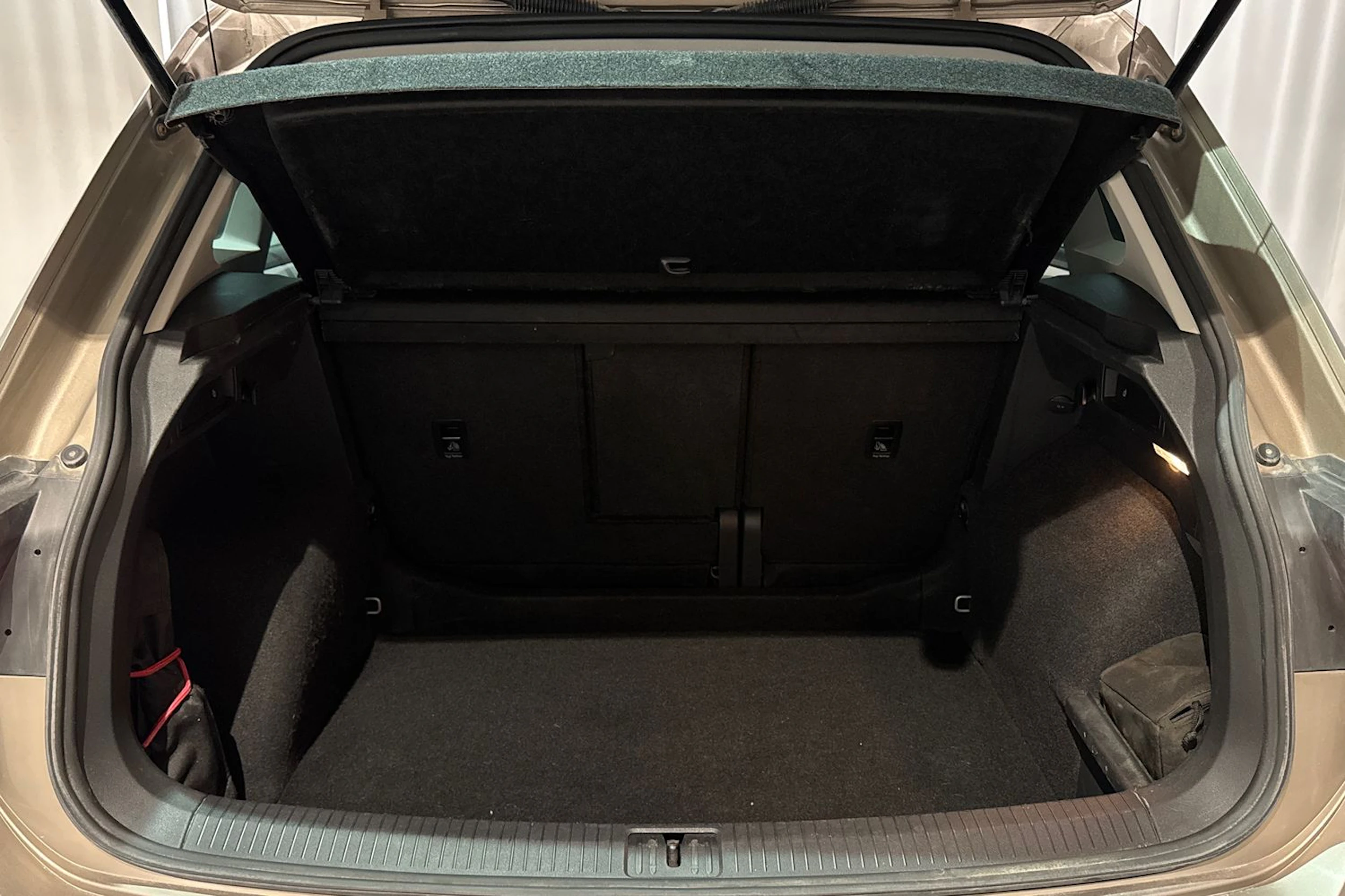 ruskea (beige) Volkswagen Tiguan 2017 kuva 12.