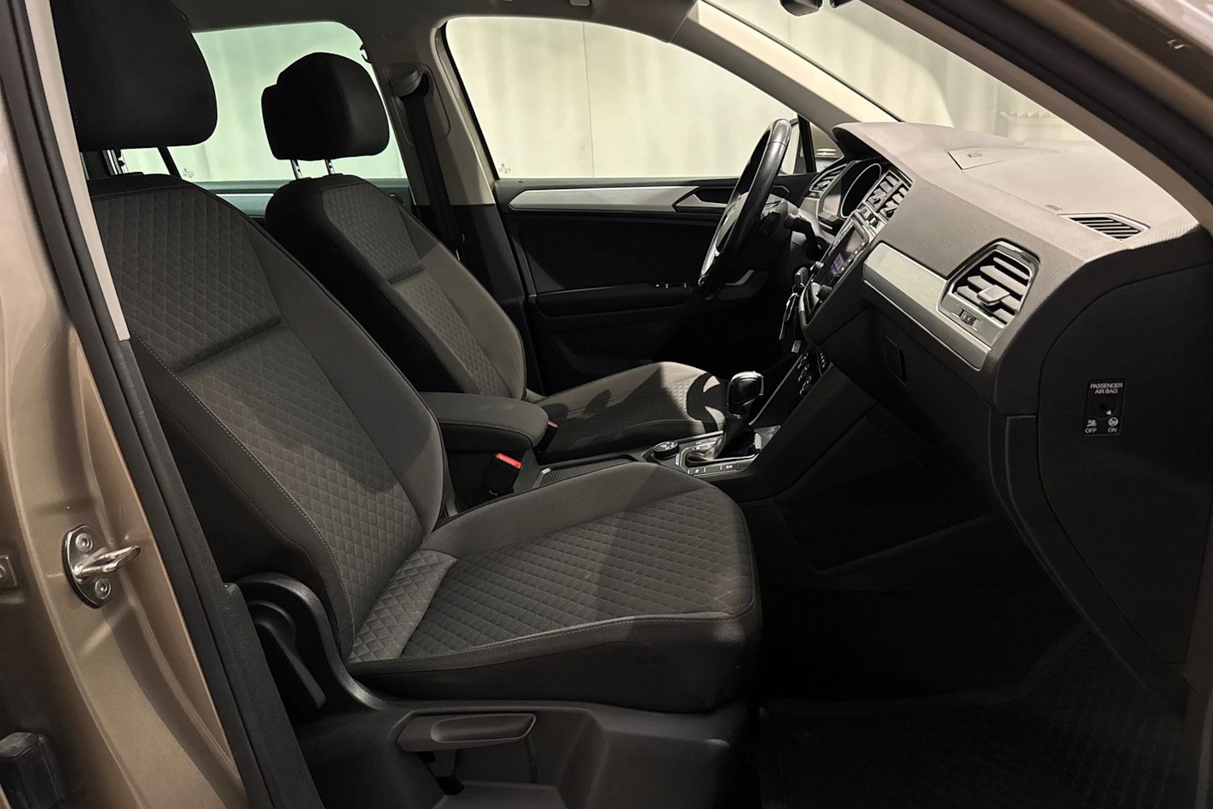 ruskea (beige) Volkswagen Tiguan 2017 kuva 13.