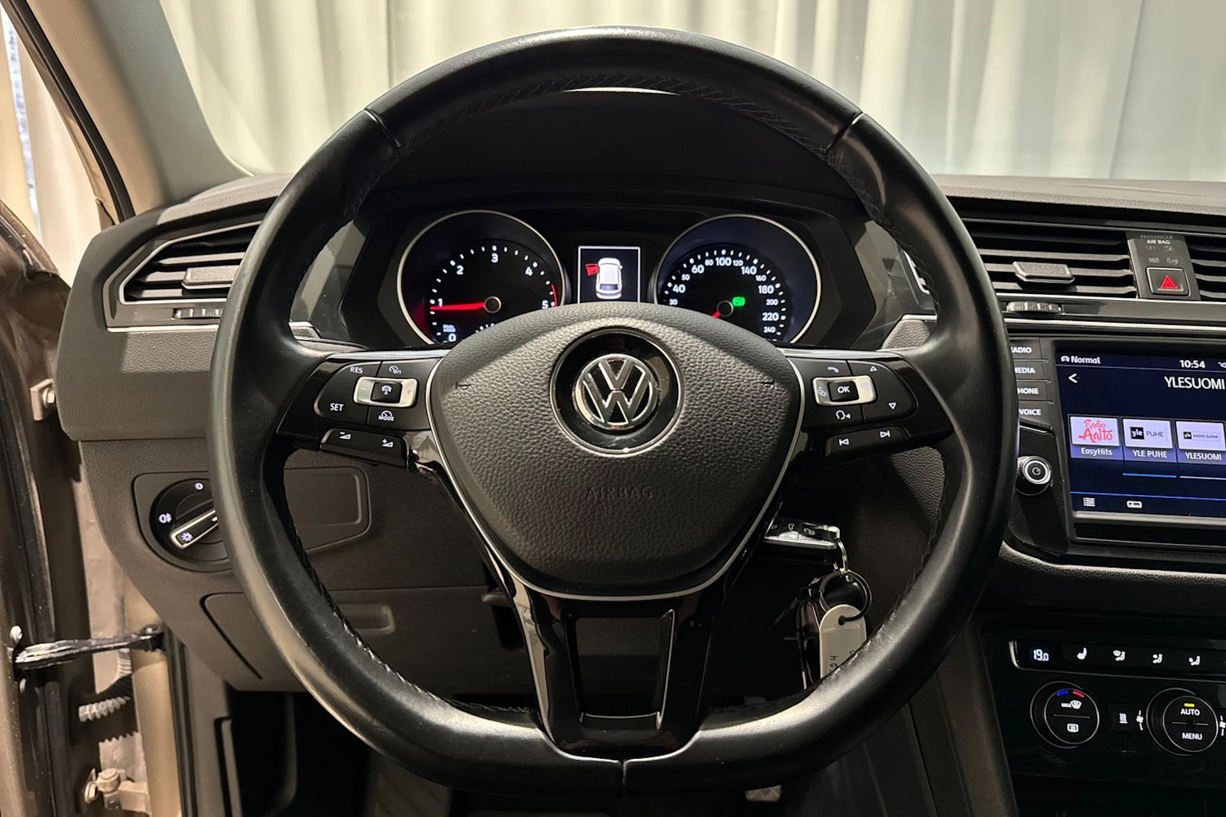 ruskea (beige) Volkswagen Tiguan 2017 kuva 14.