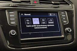 ruskea (beige) Volkswagen Tiguan 2017 kuva 20.