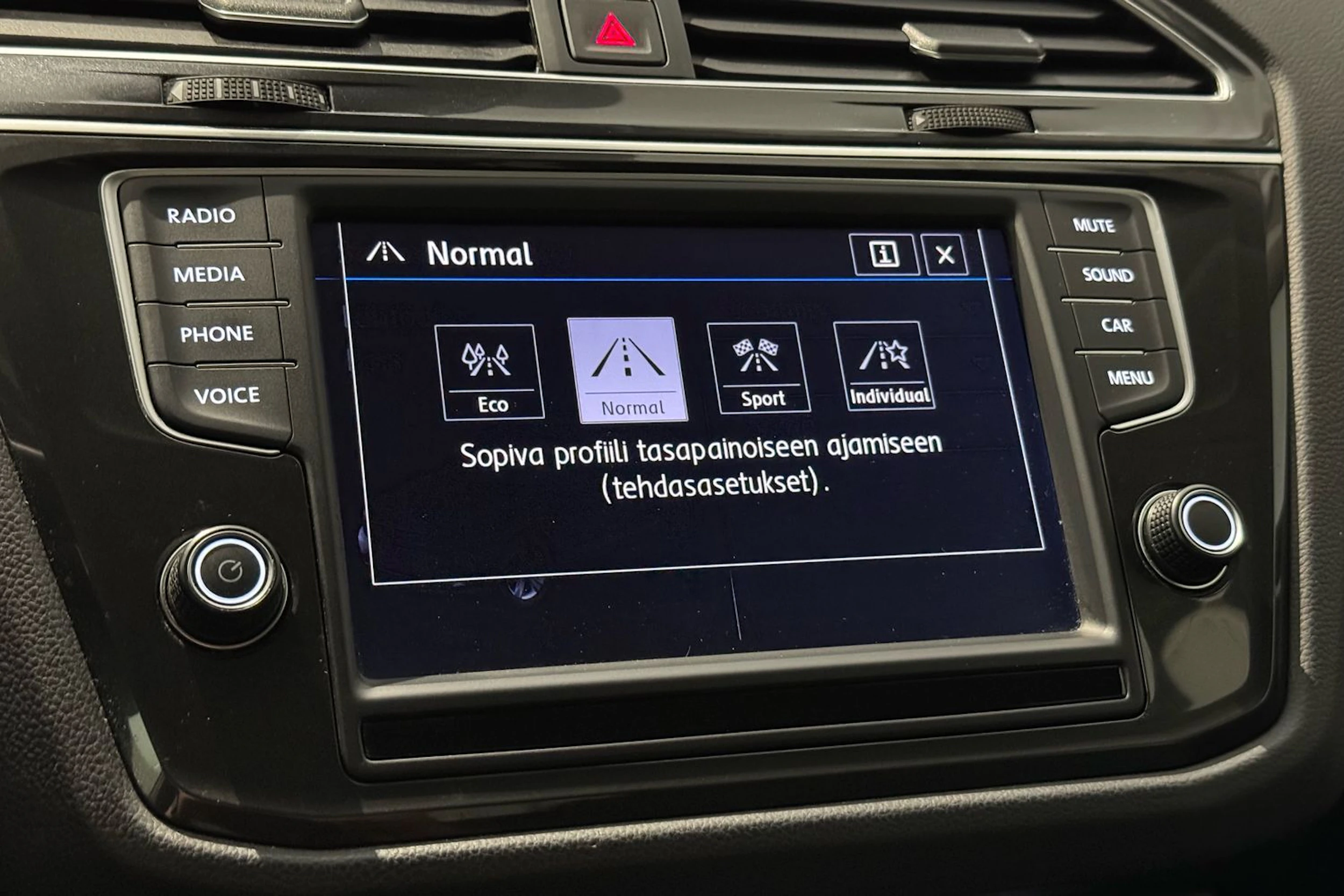 ruskea (beige) Volkswagen Tiguan 2017 kuva 24.