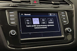 ruskea (beige) Volkswagen Tiguan 2017 kuva 24.