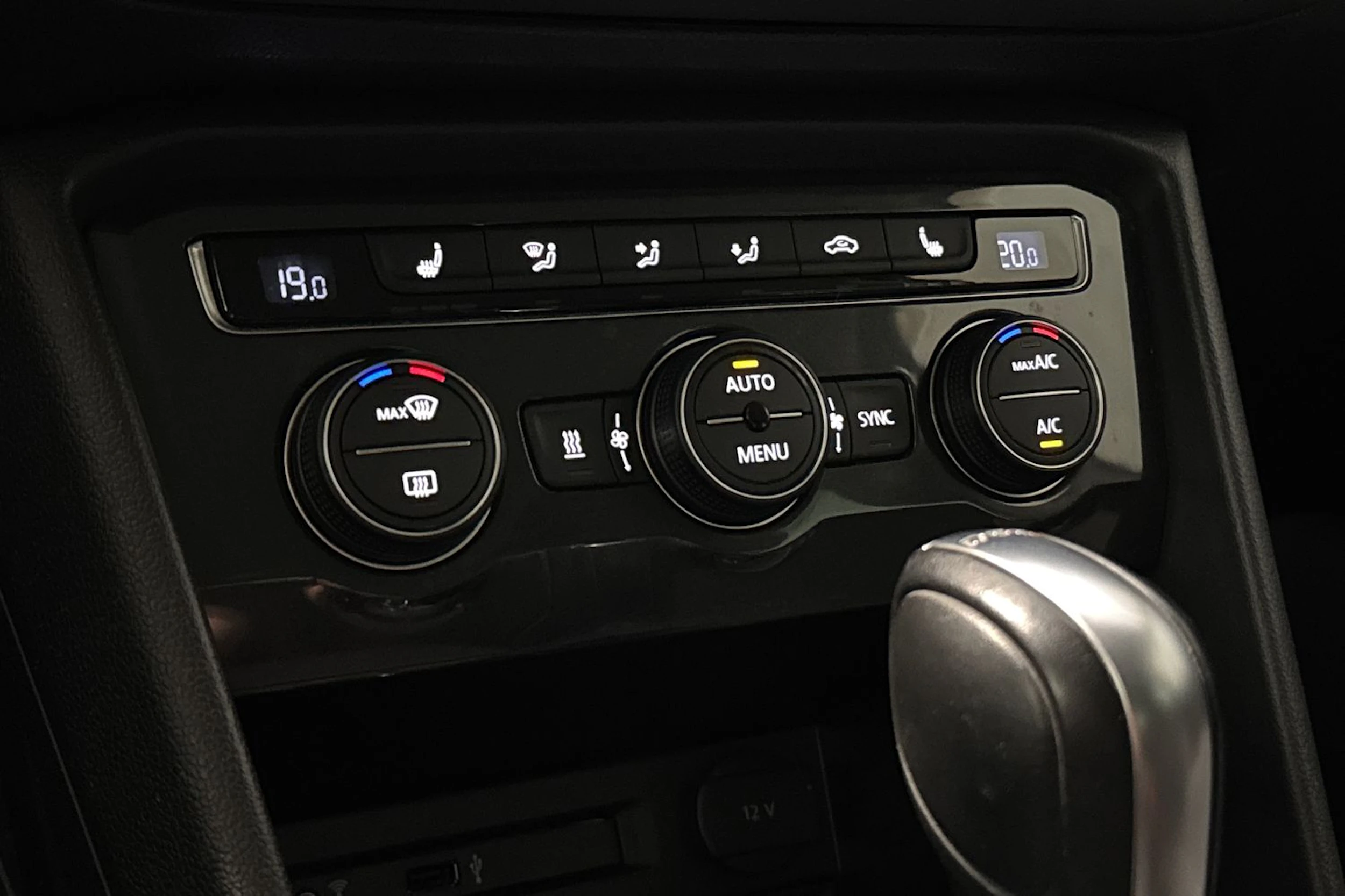 ruskea (beige) Volkswagen Tiguan 2017 kuva 25.