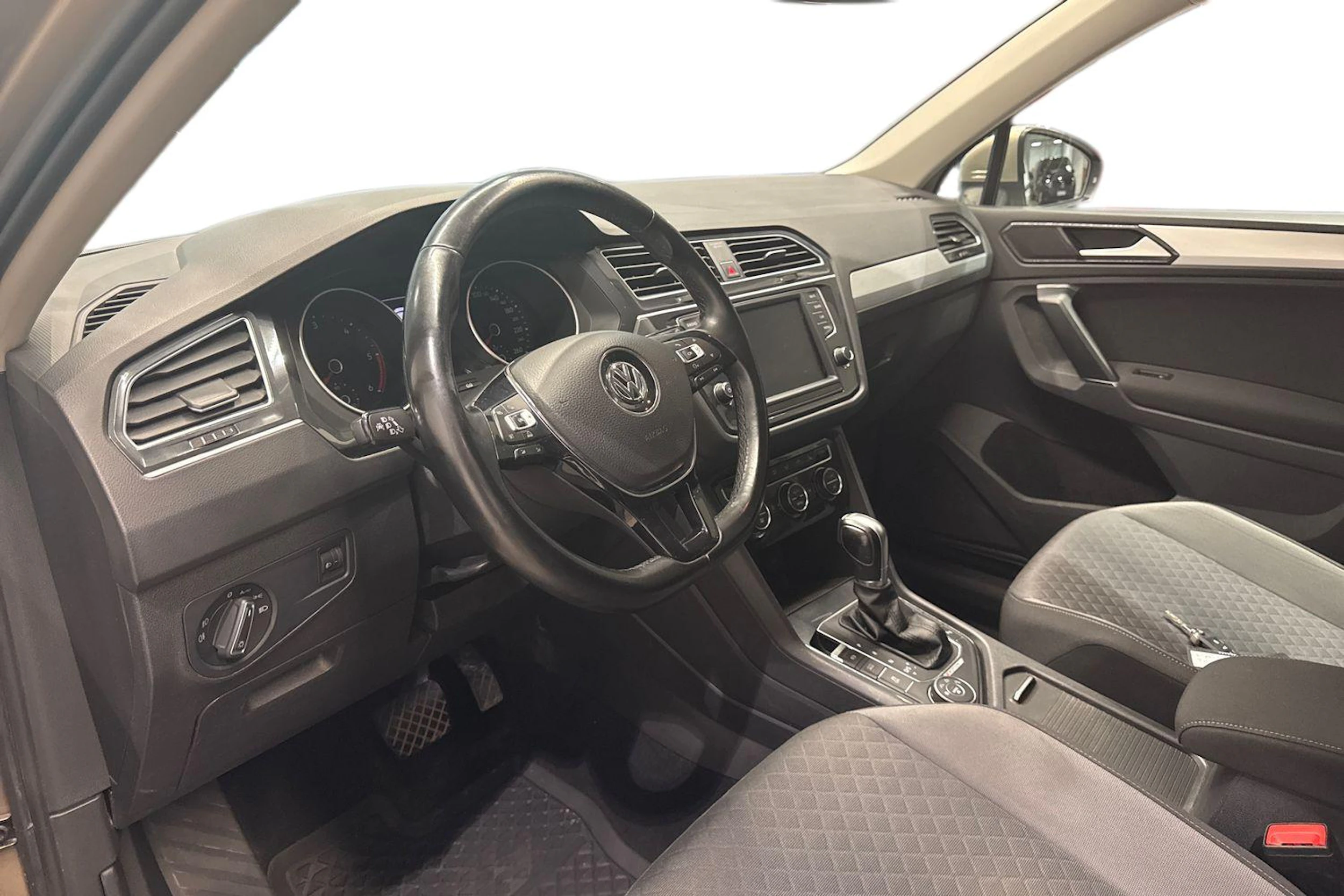 Ruskea (beige) Volkswagen Tiguan 2017 kuva 6.
