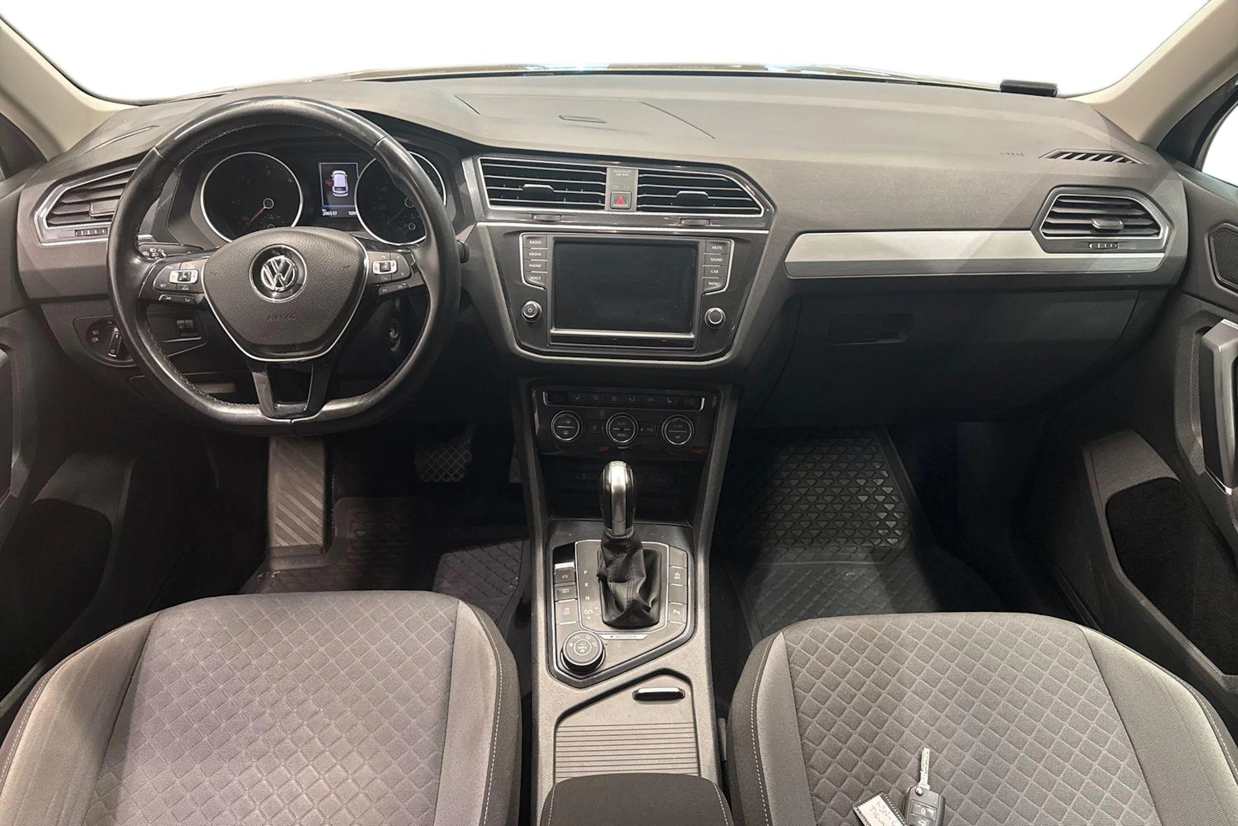 Ruskea (beige) Volkswagen Tiguan 2017 kuva 7.