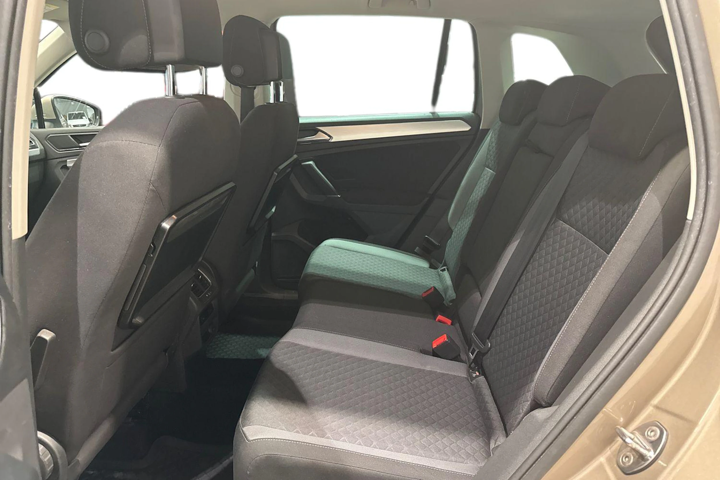 Ruskea (beige) Volkswagen Tiguan 2017 kuva 8.