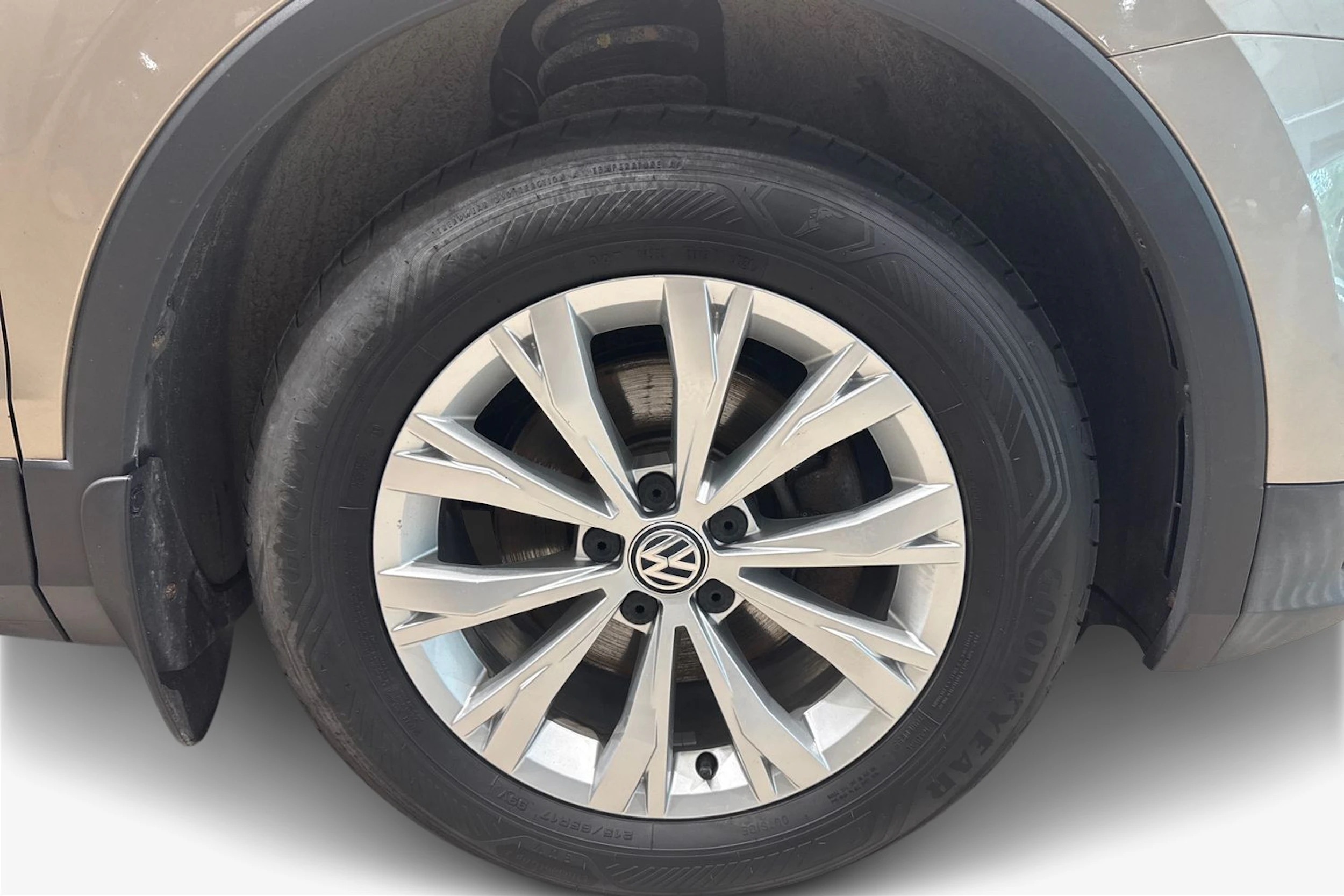 Ruskea (beige) Volkswagen Tiguan 2017 kuva 9.