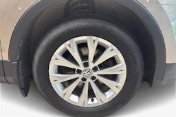 Ruskea (beige) Volkswagen Tiguan 2017 kuva 9.