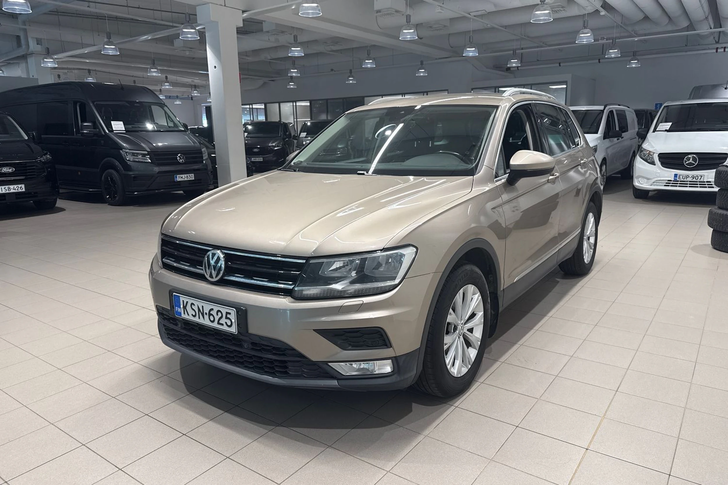 Ruskea (beige) Volkswagen Tiguan 2017 kuva 11.