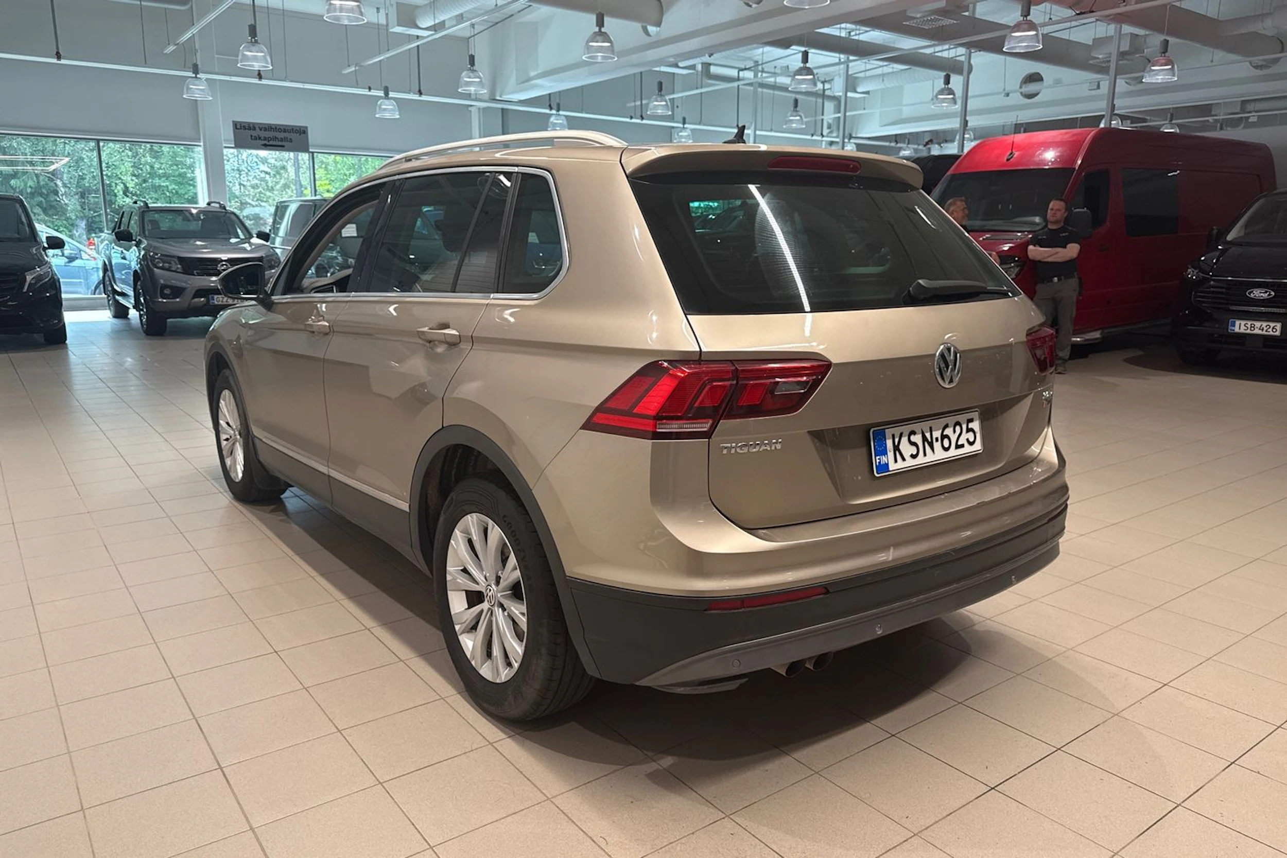 Ruskea (beige) Volkswagen Tiguan 2017 kuva 12.