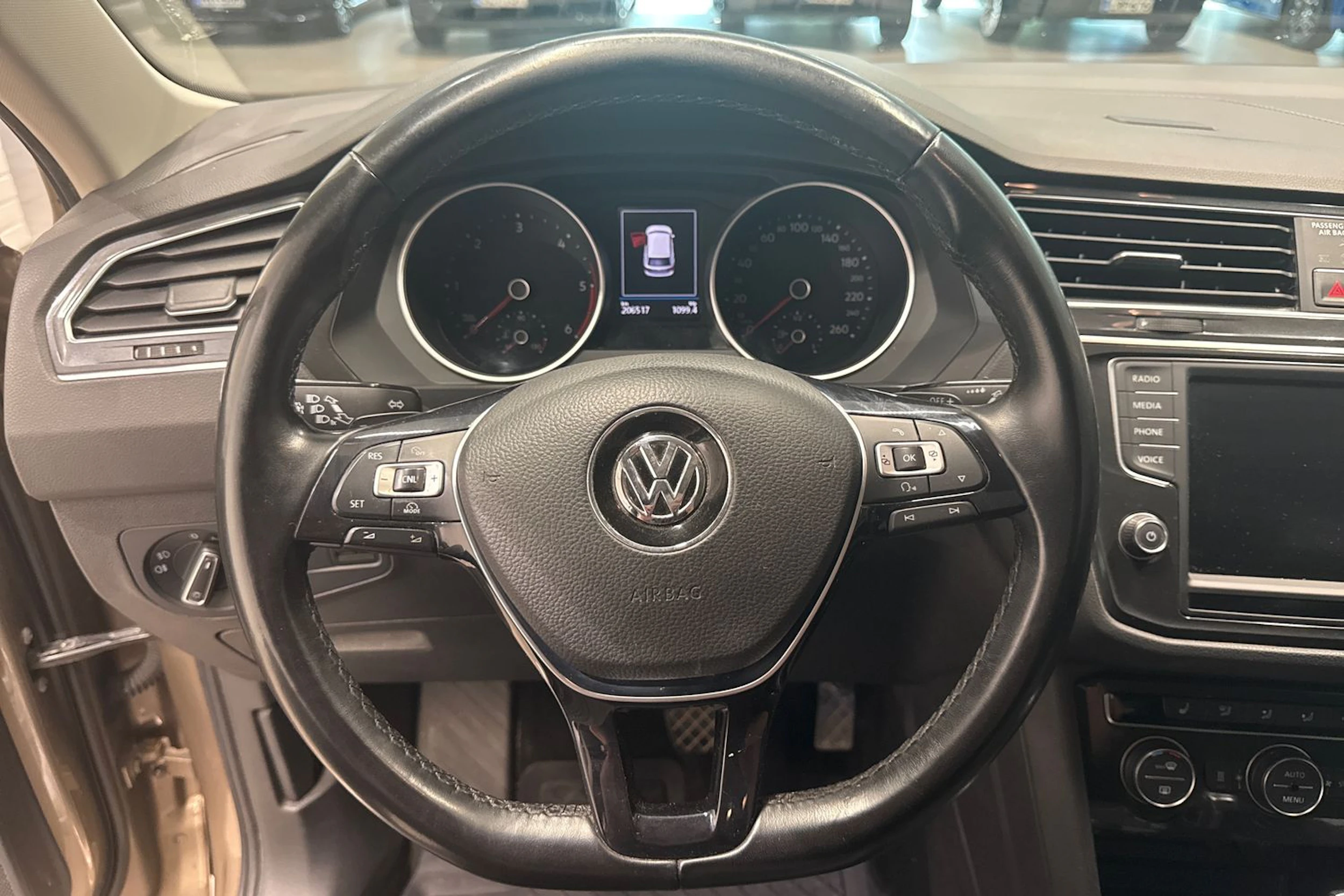 Ruskea (beige) Volkswagen Tiguan 2017 kuva 13.
