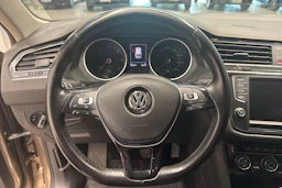 Ruskea (beige) Volkswagen Tiguan 2017 kuva 13.