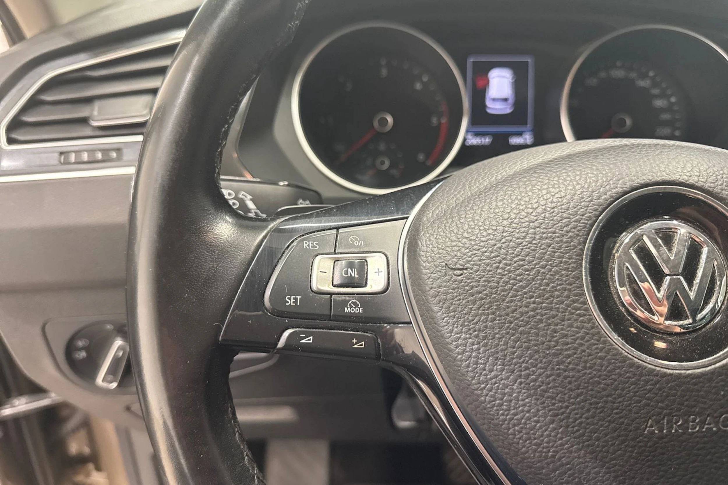 Ruskea (beige) Volkswagen Tiguan 2017 kuva 14.