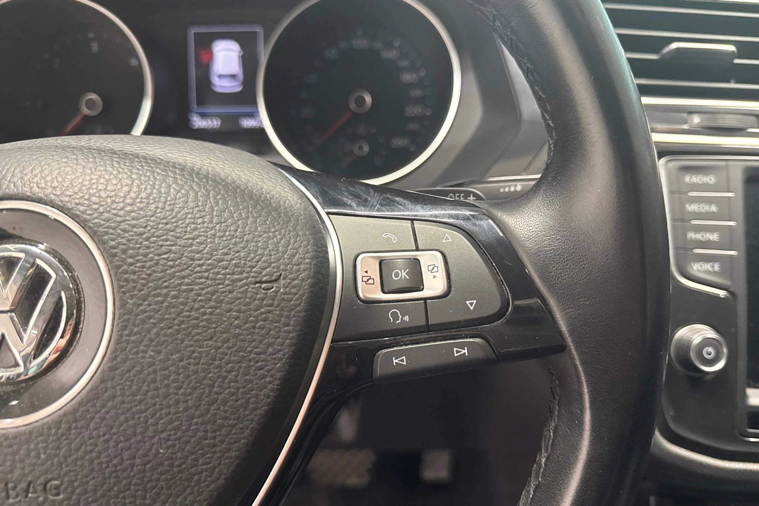 Ruskea (beige) Volkswagen Tiguan 2017 kuva 15.
