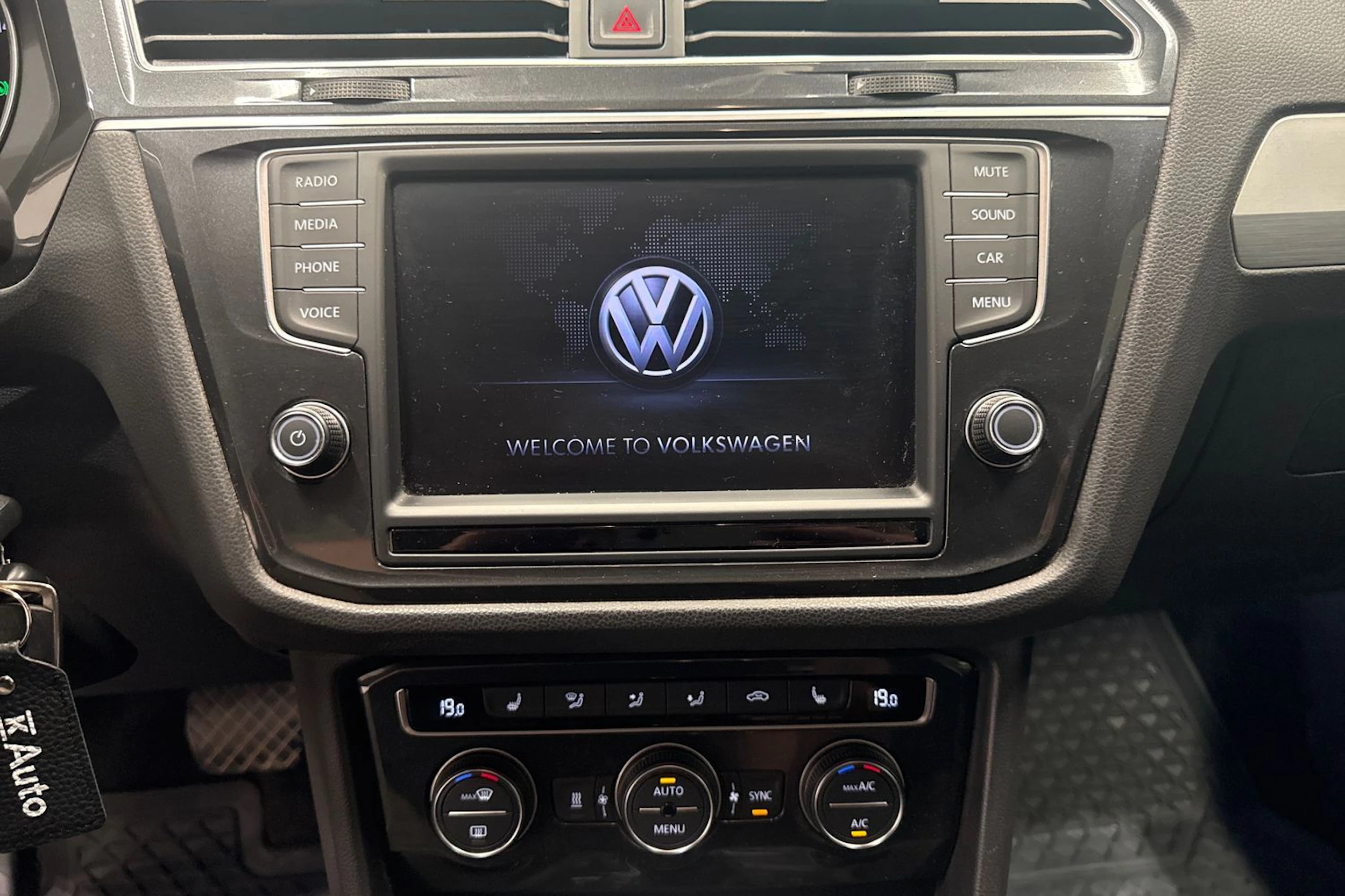 Ruskea (beige) Volkswagen Tiguan 2017 kuva 16.