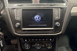 Ruskea (beige) Volkswagen Tiguan 2017 kuva 16.