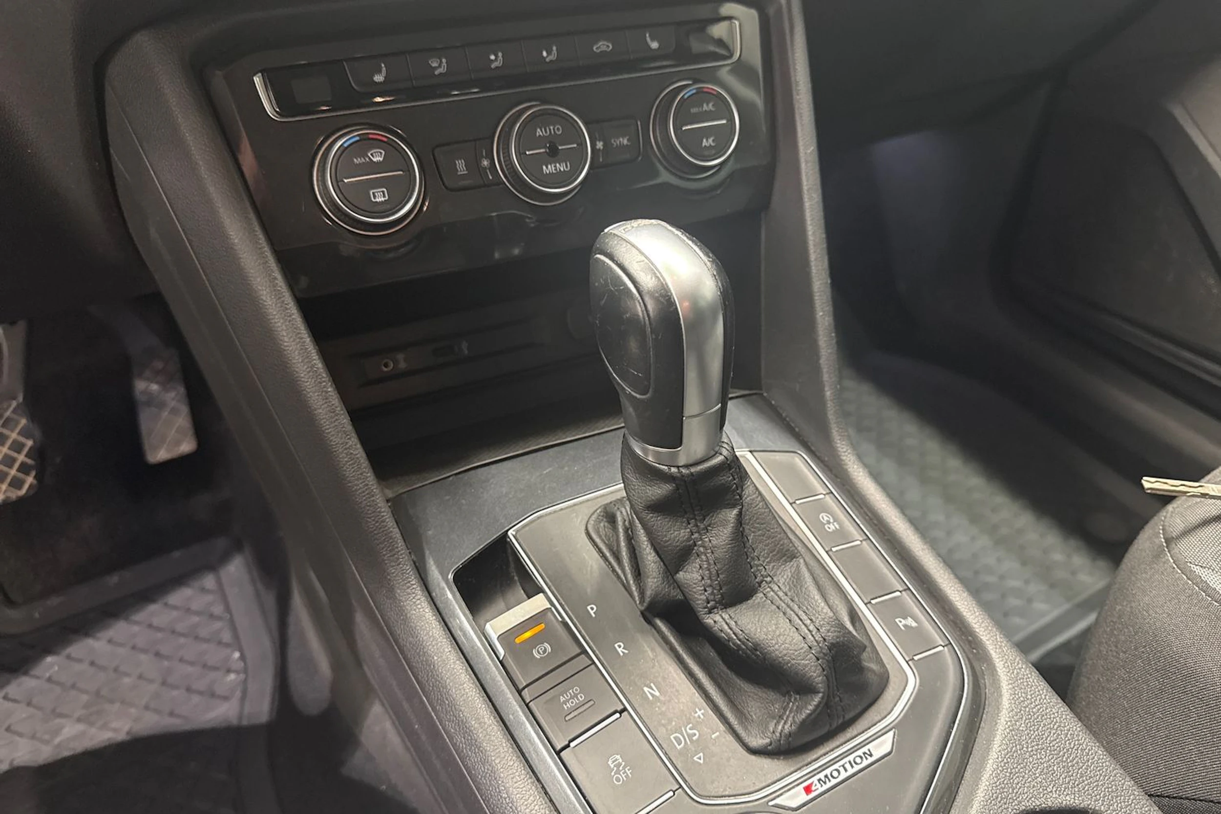 Ruskea (beige) Volkswagen Tiguan 2017 kuva 17.