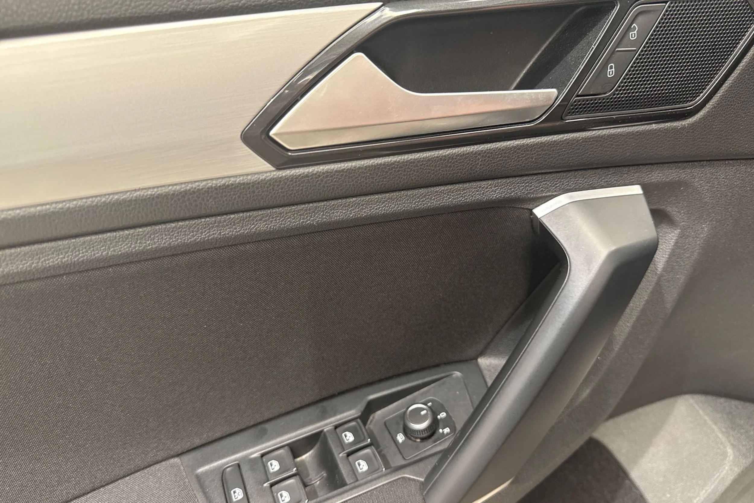 Ruskea (beige) Volkswagen Tiguan 2017 kuva 19.