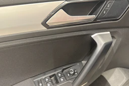 Ruskea (beige) Volkswagen Tiguan 2017 kuva 19.
