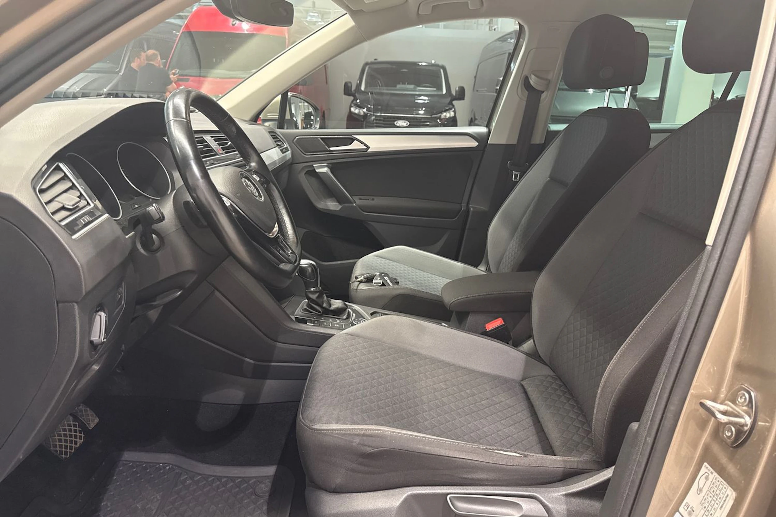Ruskea (beige) Volkswagen Tiguan 2017 kuva 20.