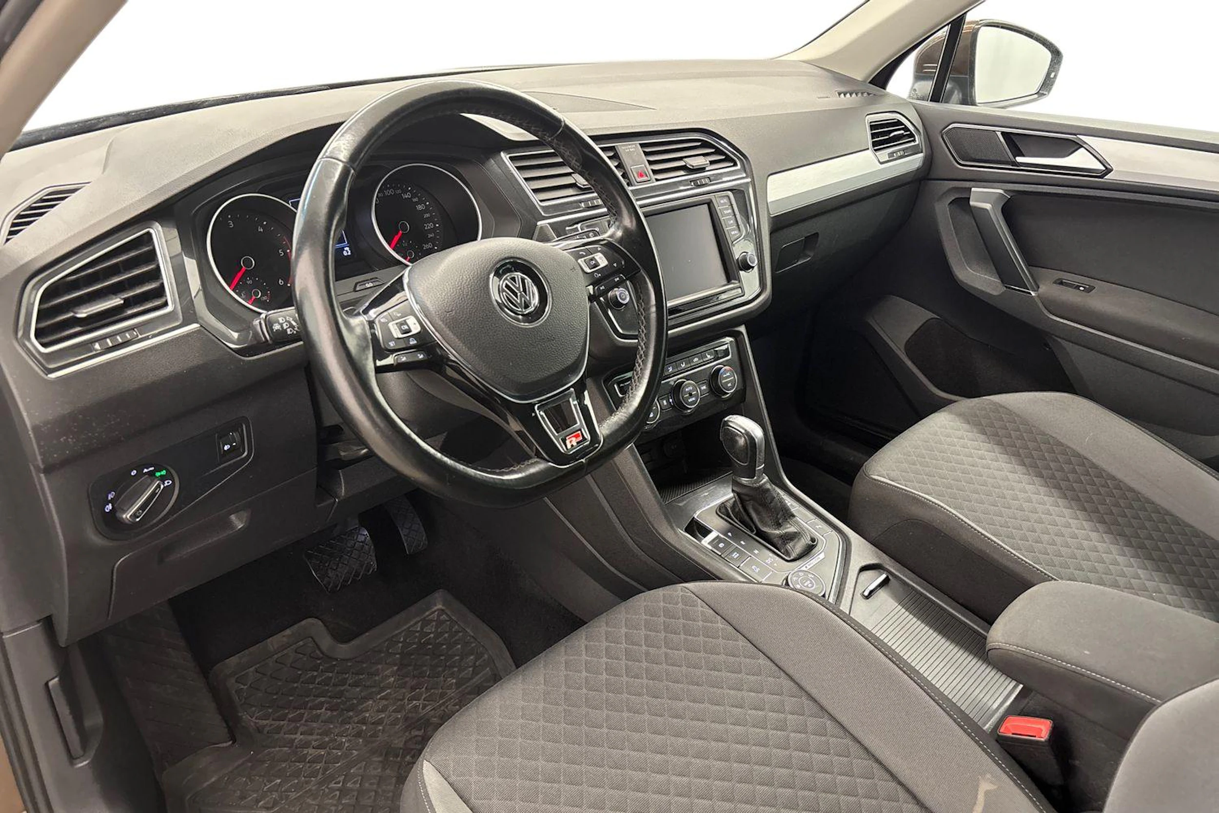 ruskea (beige) Volkswagen Tiguan 2017 kuva 6.