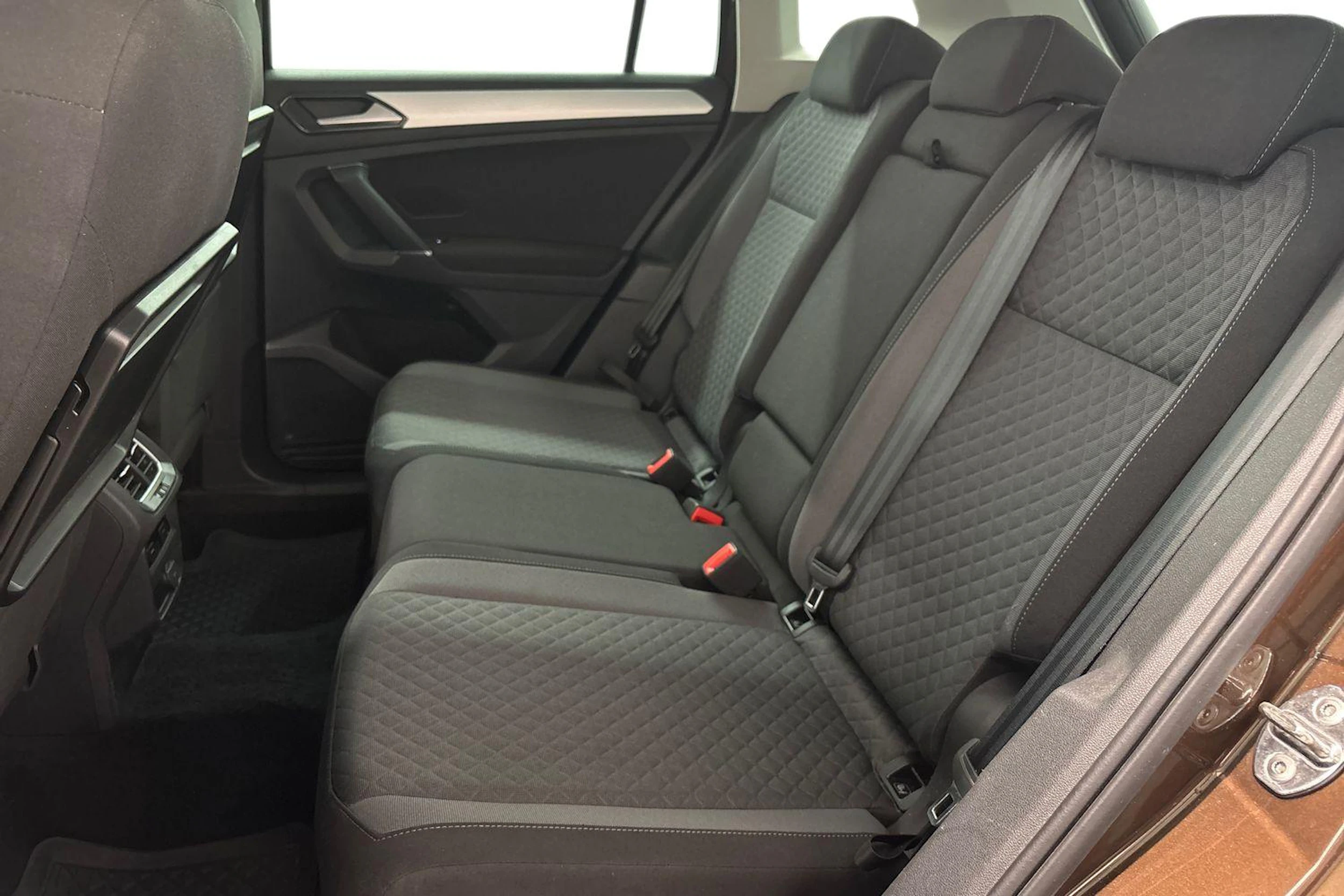 ruskea (beige) Volkswagen Tiguan 2017 kuva 8.