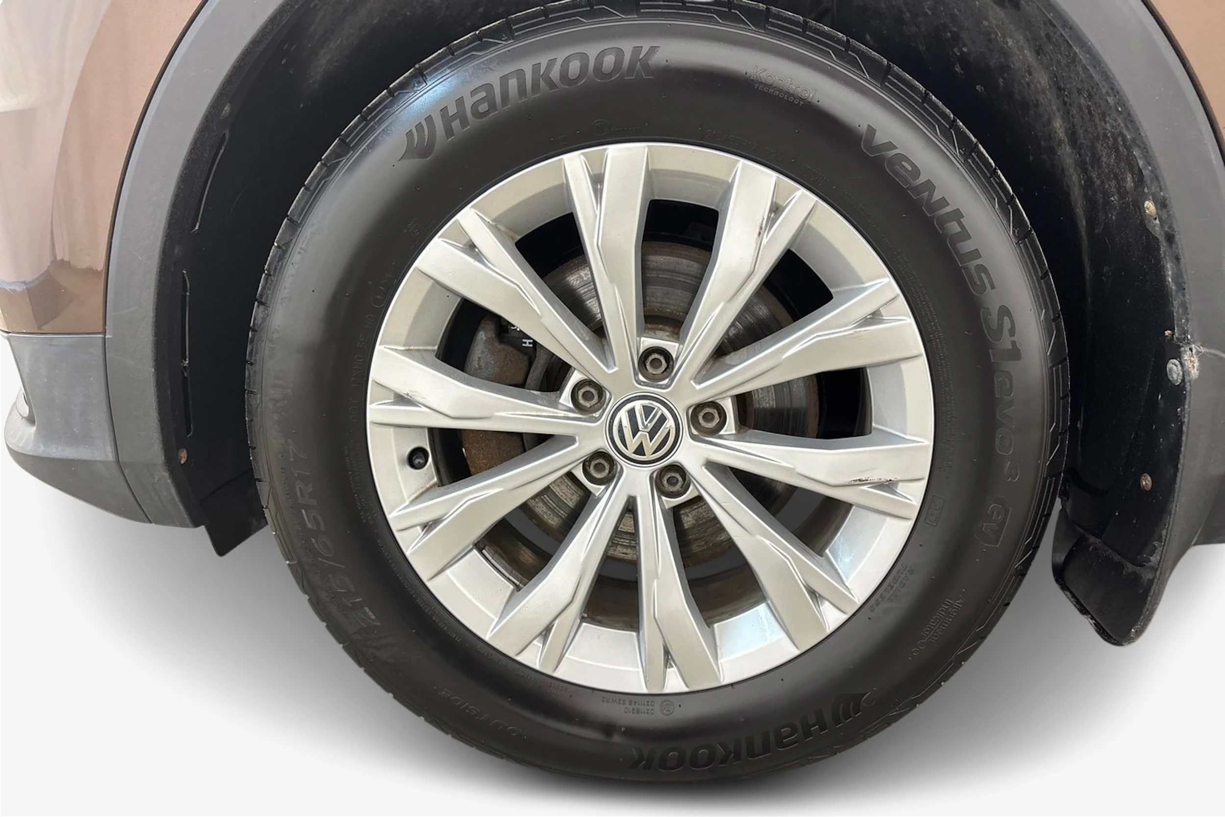 ruskea (beige) Volkswagen Tiguan 2017 kuva 9.
