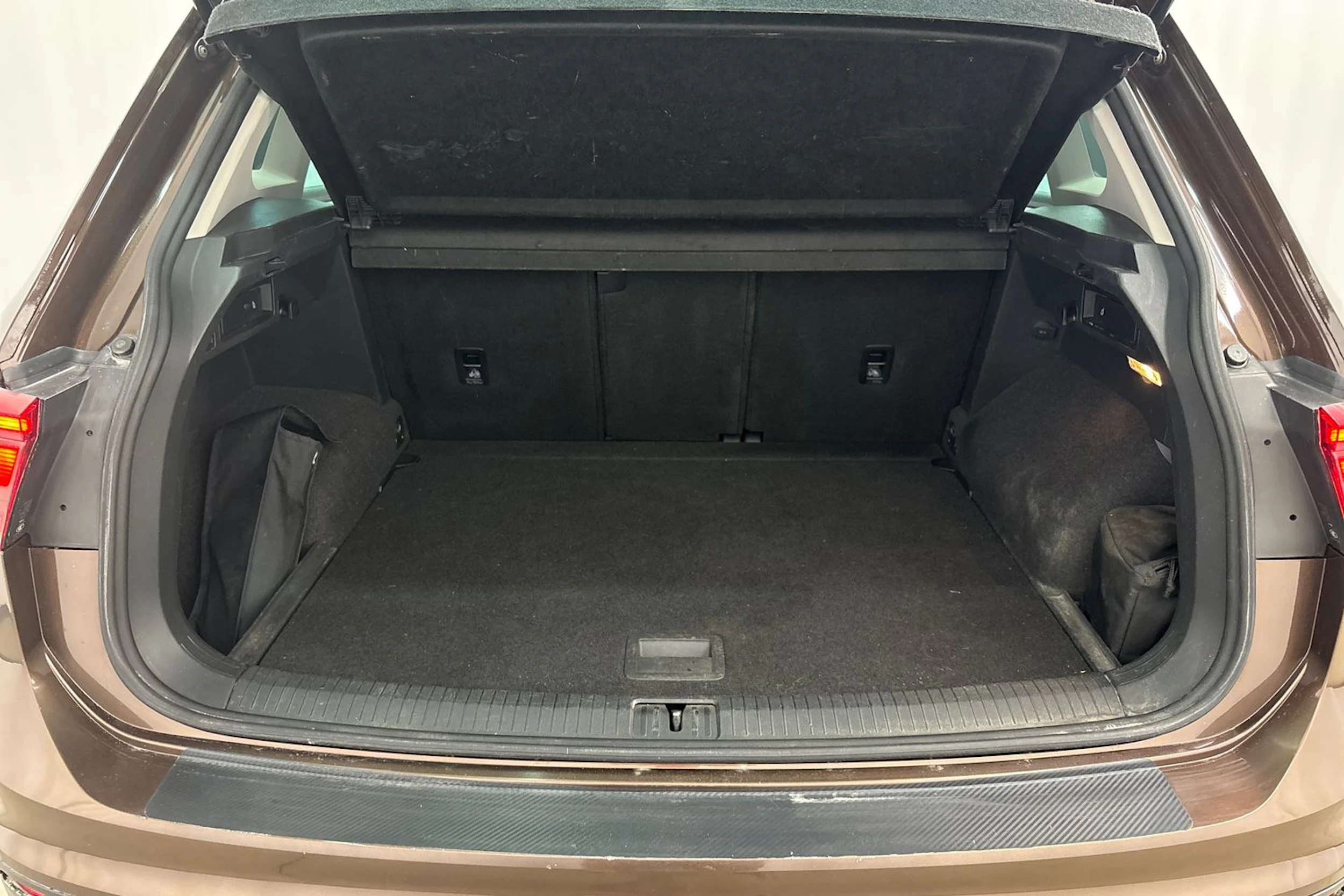 ruskea (beige) Volkswagen Tiguan 2017 kuva 11.