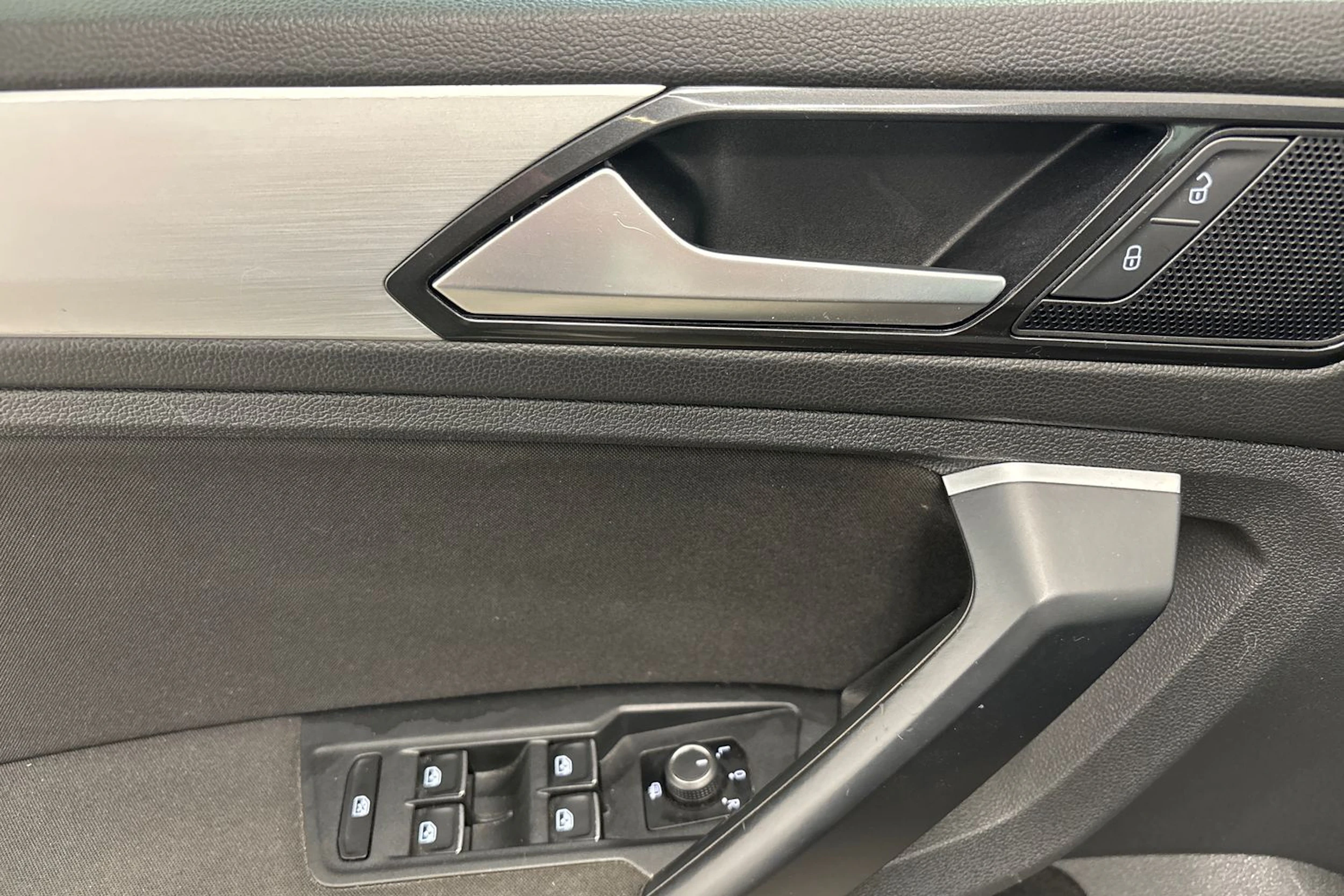 ruskea (beige) Volkswagen Tiguan 2017 kuva 13.