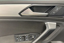 ruskea (beige) Volkswagen Tiguan 2017 kuva 13.