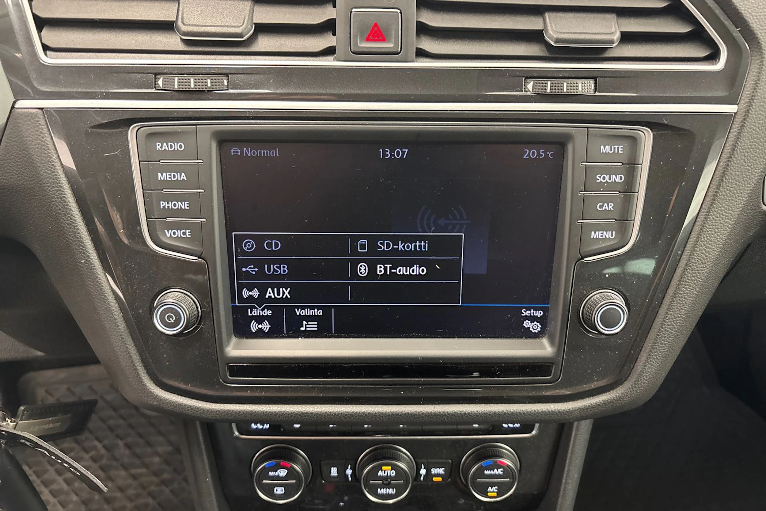 ruskea (beige) Volkswagen Tiguan 2017 kuva 15.