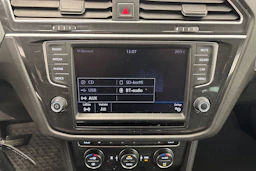 ruskea (beige) Volkswagen Tiguan 2017 kuva 15.